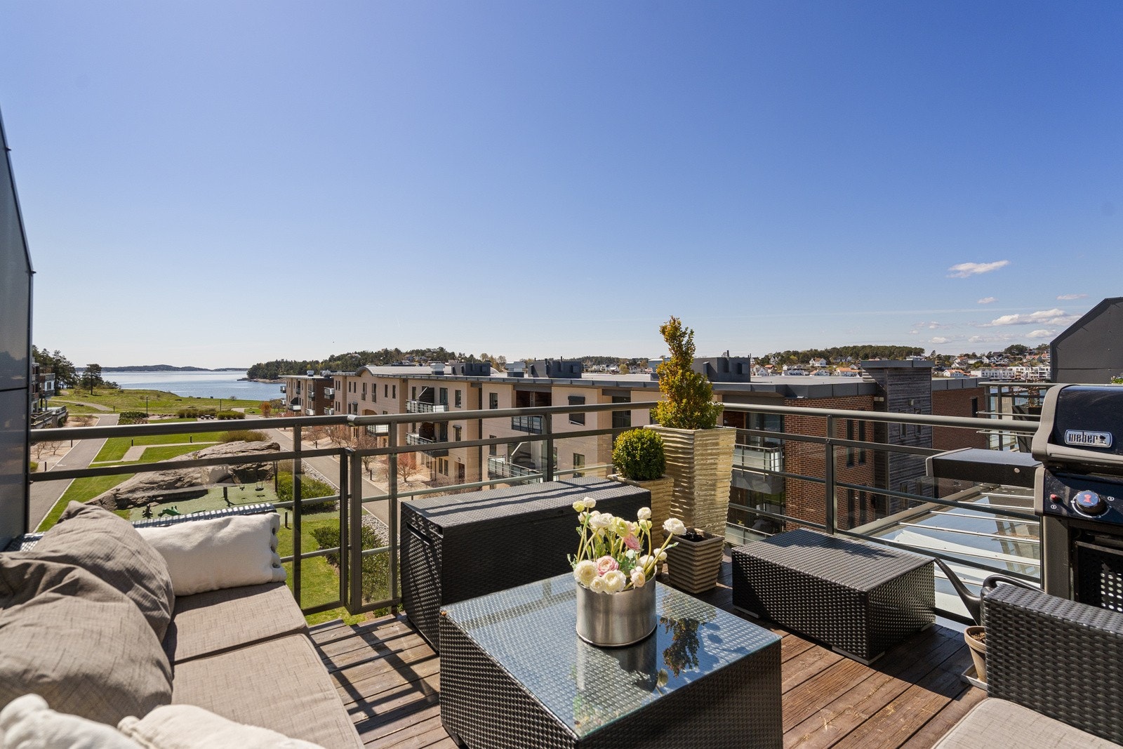 Usjenert og lun balkong med flott sjøutsikt Galleribilde