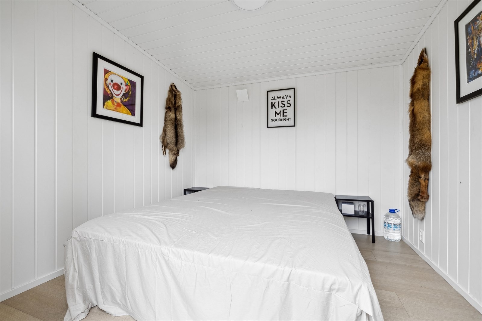 Det er oppført et uthus med to rom på eiendommen i 2024. Galleribilde