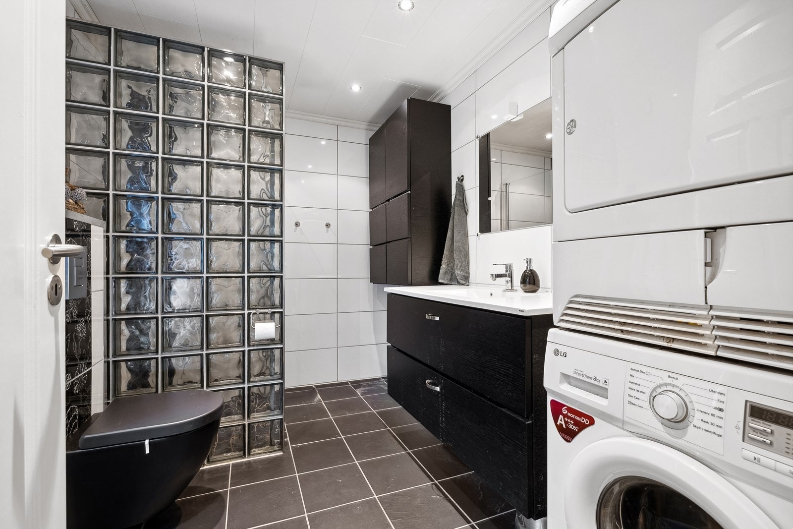 Flislagt bad med varmekabler i gulv. Galleribilde