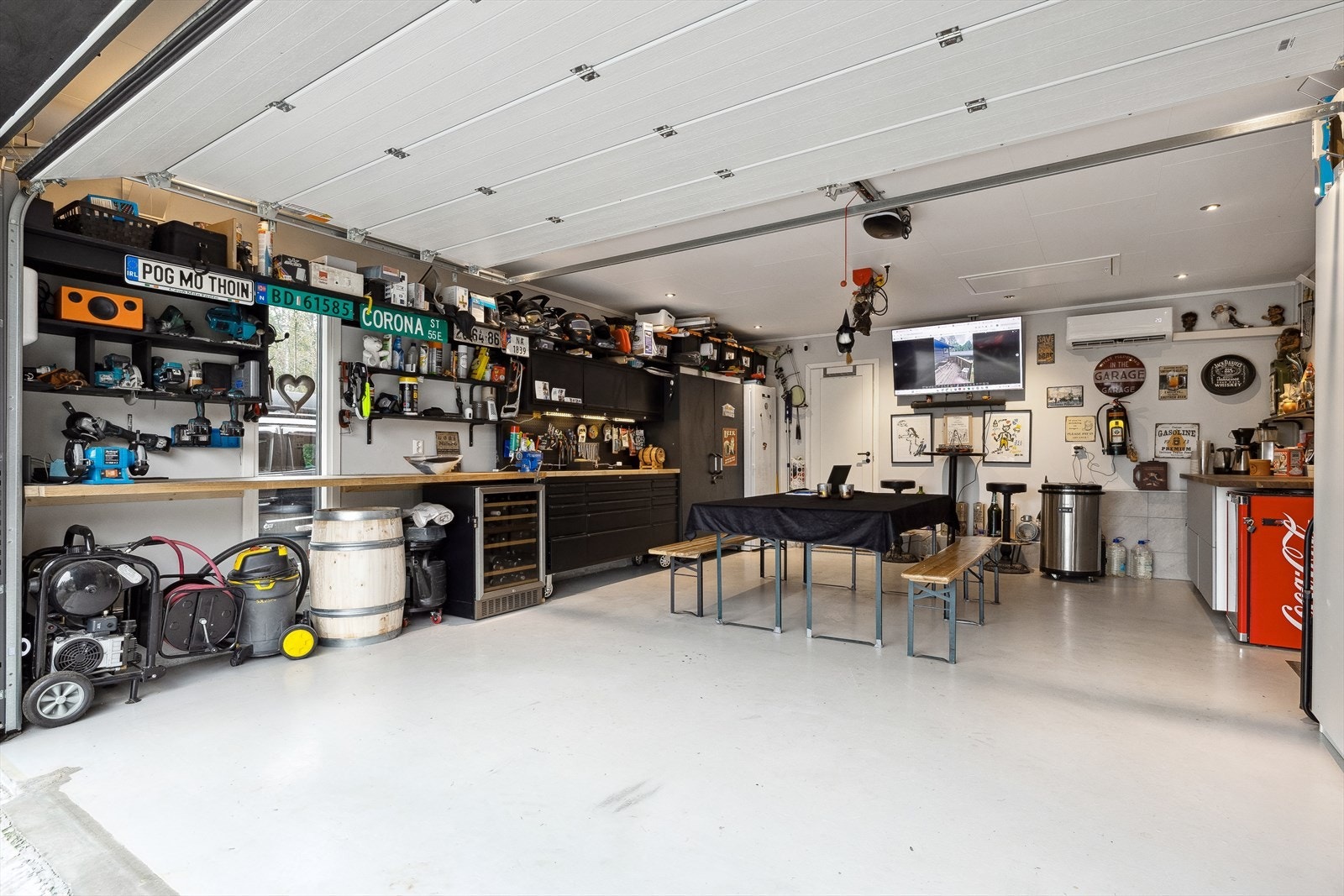 Garasjen brukes i dag som møterom og sted for hyggelige lag (kan dekke langbord til 30 stk). Galleribilde