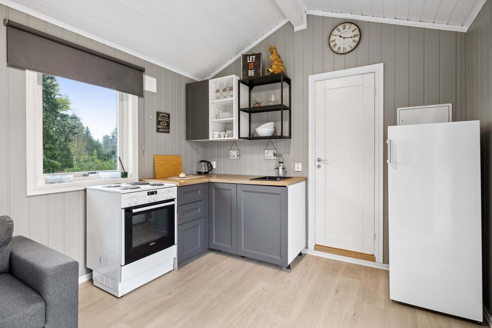 Kjøkkeninnredning med profilerte fronter og laminert benkeplate. Galleribilde