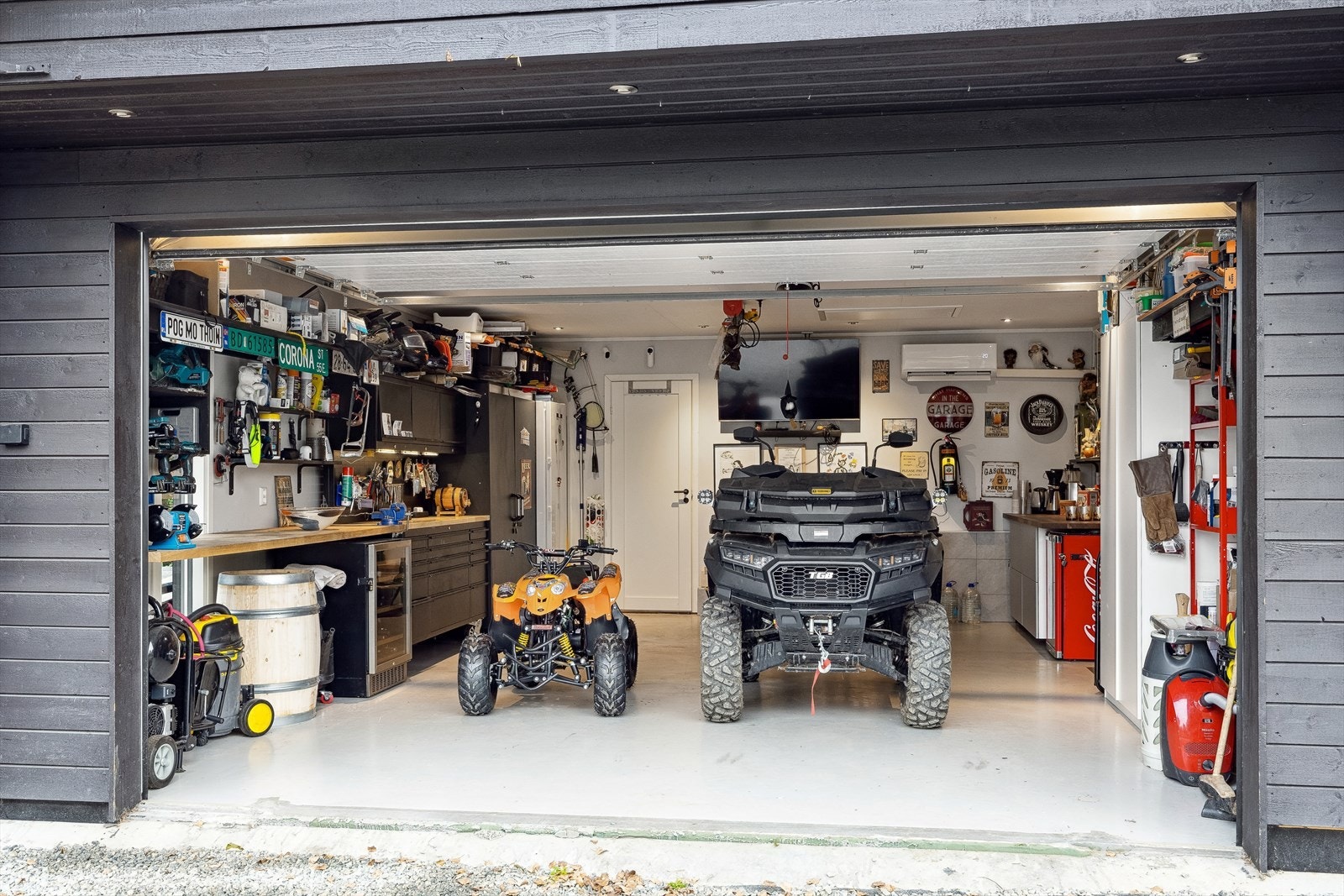 Dobbelgarasje oppført i 1999, renovert og påbygd i 2023, med varmekabler og downlights. Galleribilde