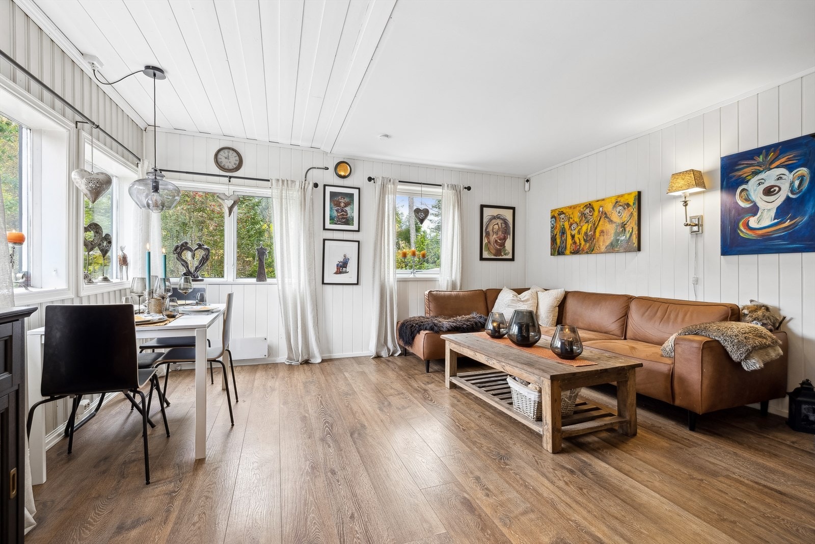 Her er gode vindusflater som slipper inn mye naturlig lys, og skaper en god atmosfære i rommet med flott utsyn til egen eiendom. Galleribilde