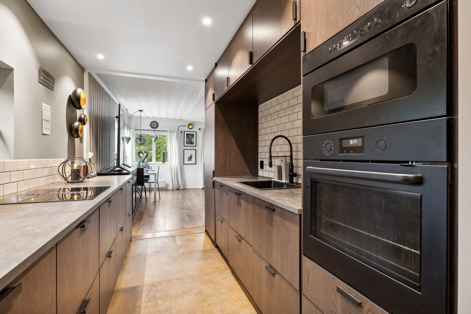 Veggene bak benkeplatene er flislagt, praktisk ved matlaging. Galleribilde