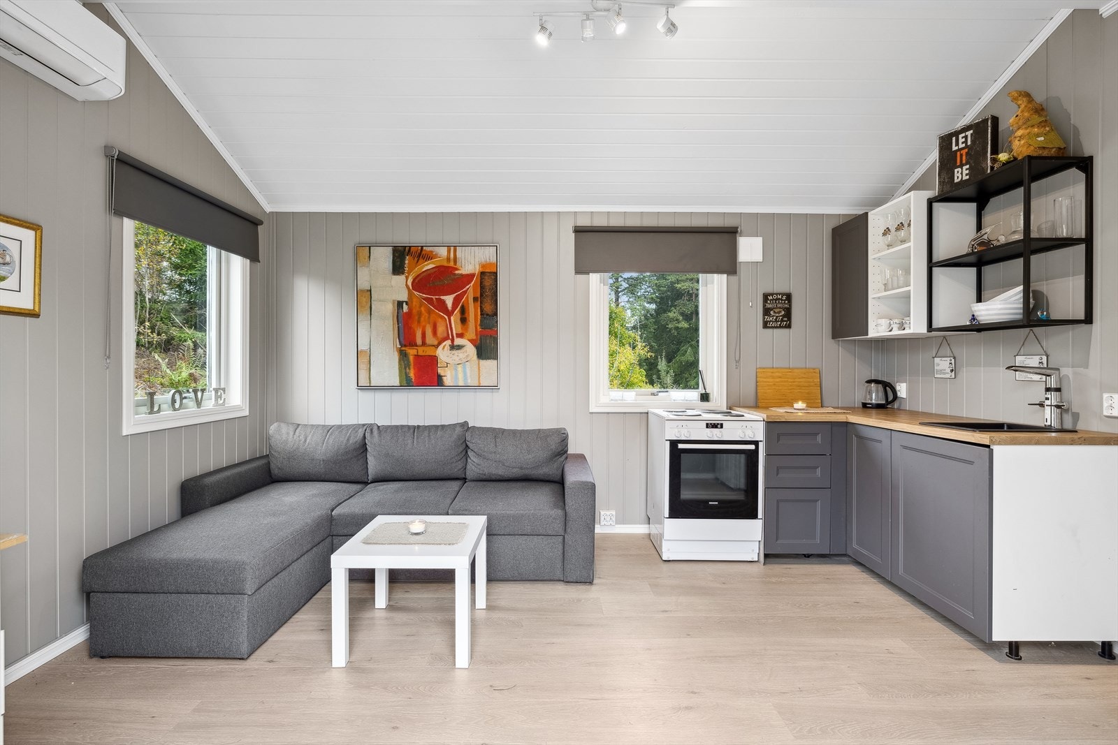 Rommet har god takhøyde og flere vinduer som gir en god romfølelse. Galleribilde