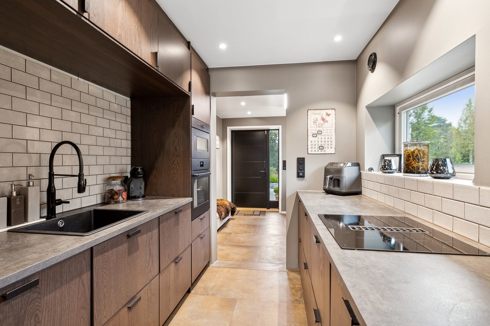 Kjøkkenet er innredet i en praktisk form, og har godt med både skap- og benkeplass. Galleribilde