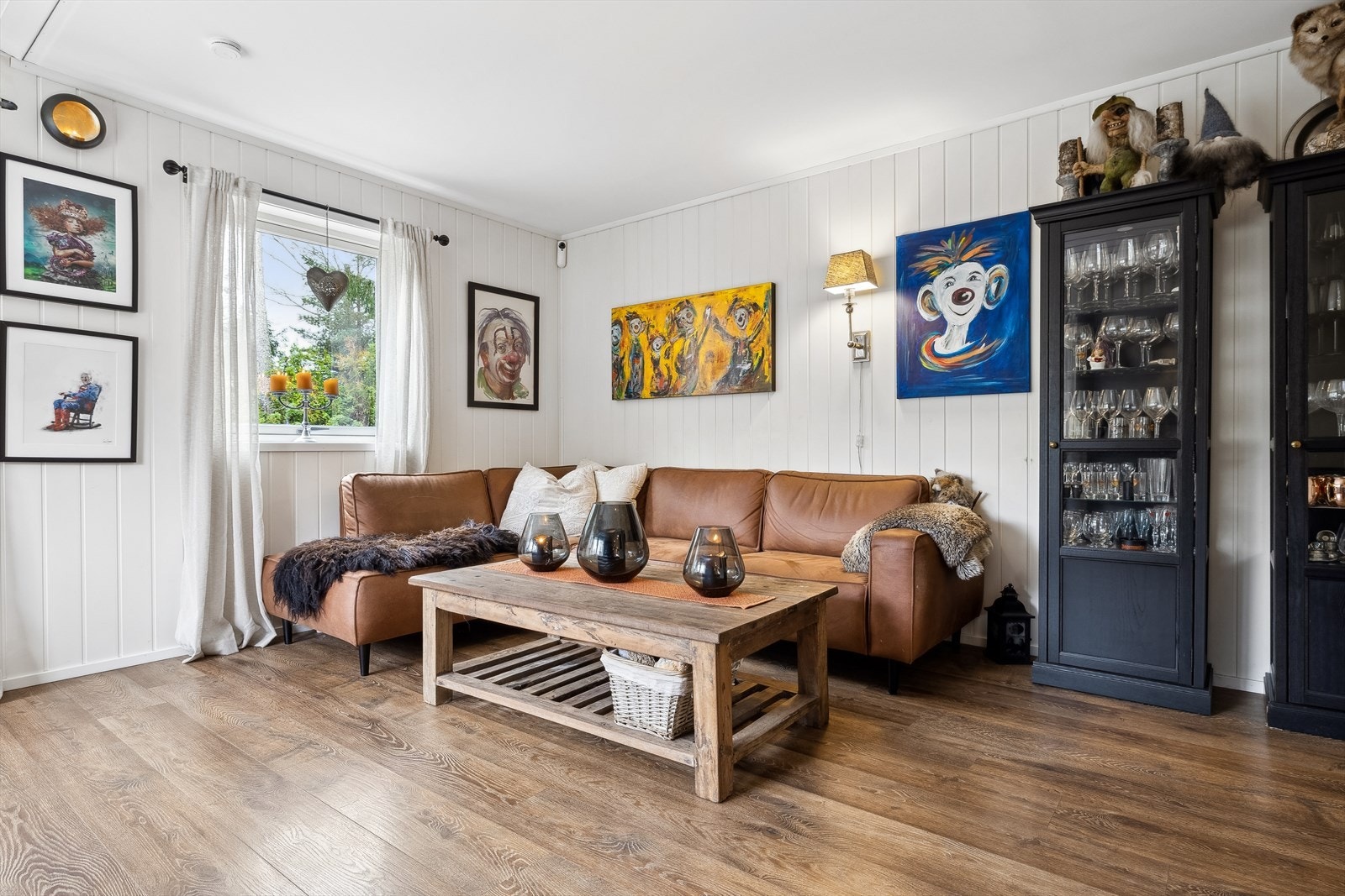 Stuen er lys og trivelig med flere møbleringsmuligheter for å skape den stuen du selv ønsker. Galleribilde