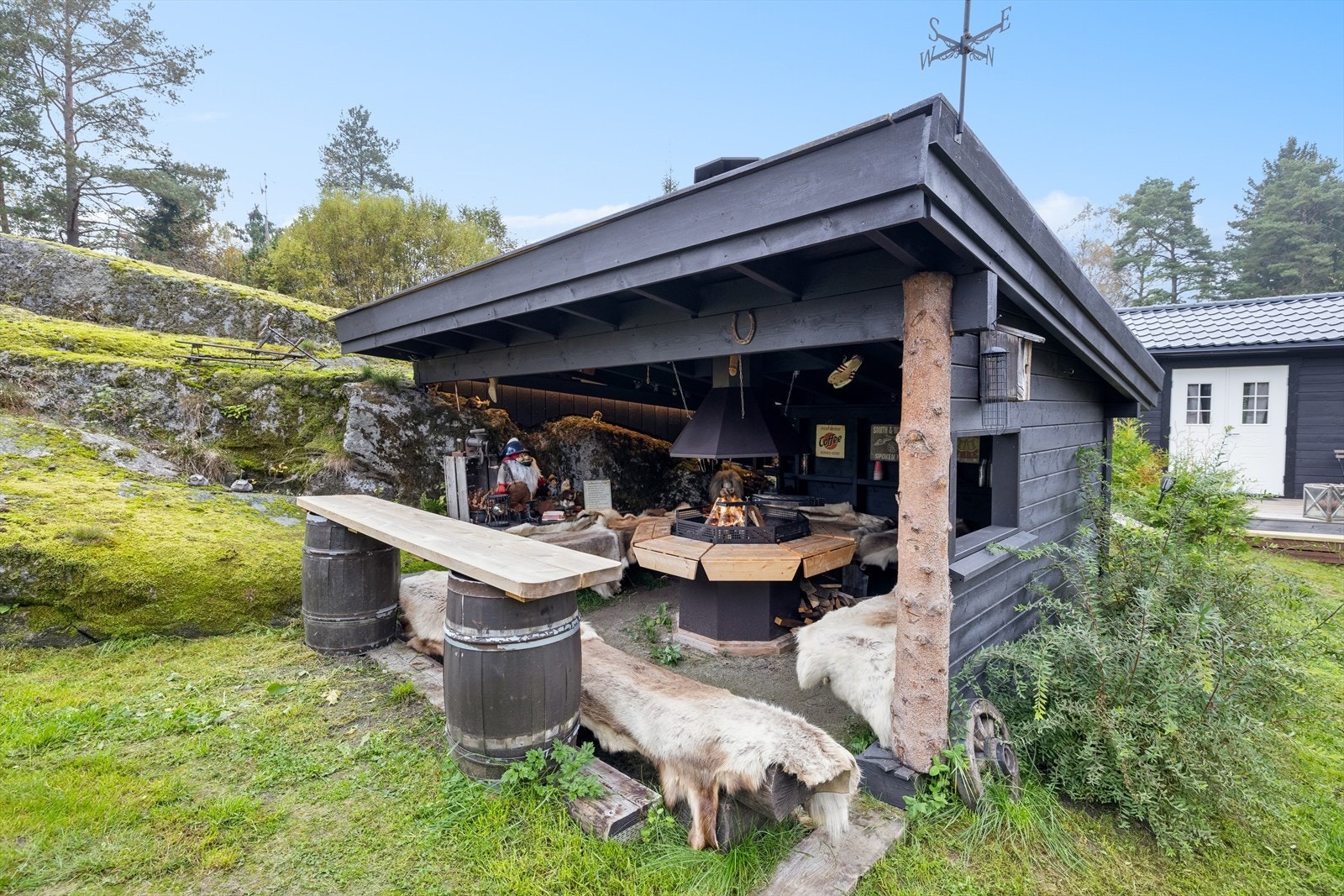 Egen gapahuk med ildsted hvor en kan kose seg med familie og venner sene kveld hele året. Galleribilde