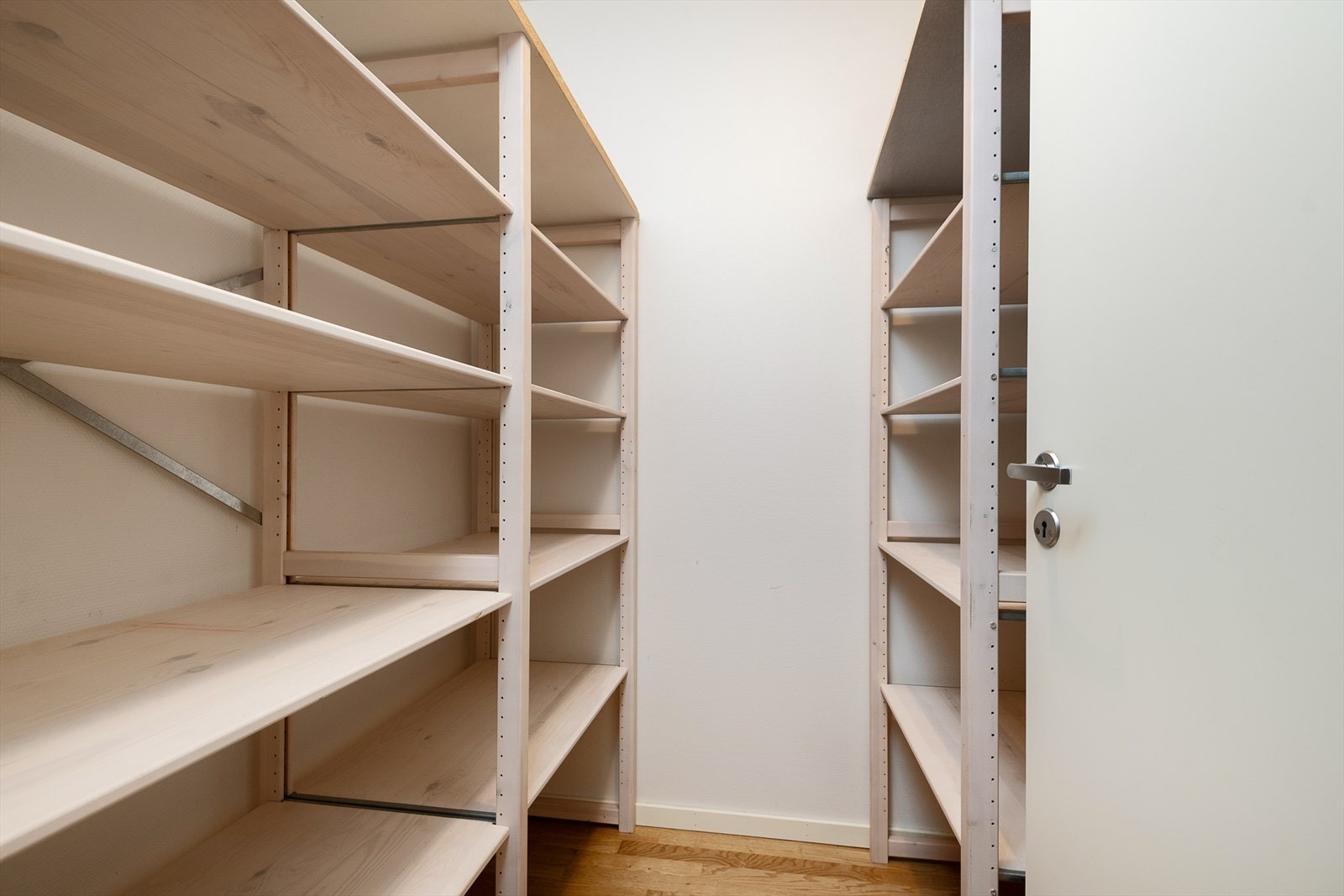 Bod med hyller for oppbevaring. Galleribilde