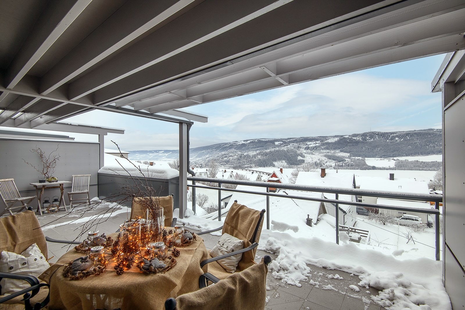 Overbygget over balkongen gir god fleksibilitet gjennom hele året. Galleribilde