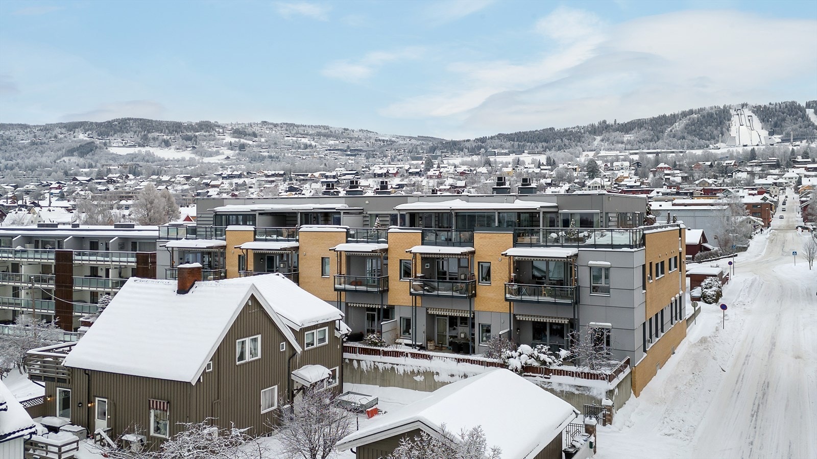 Leiligheten er en del av et veldrevet borettslag på Busmoen der du har kort og umiddelbar gangavstand til det meste av servicefasiliteter. Galleribilde