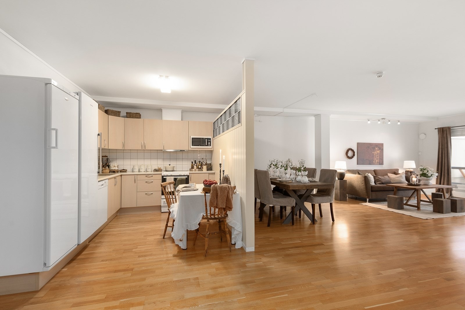 Kjøkkenet er lyst og praktisk med over-og underskap for god oppbevaring. Plass til kjøleskap og fryser på kjøkkenet. Galleribilde