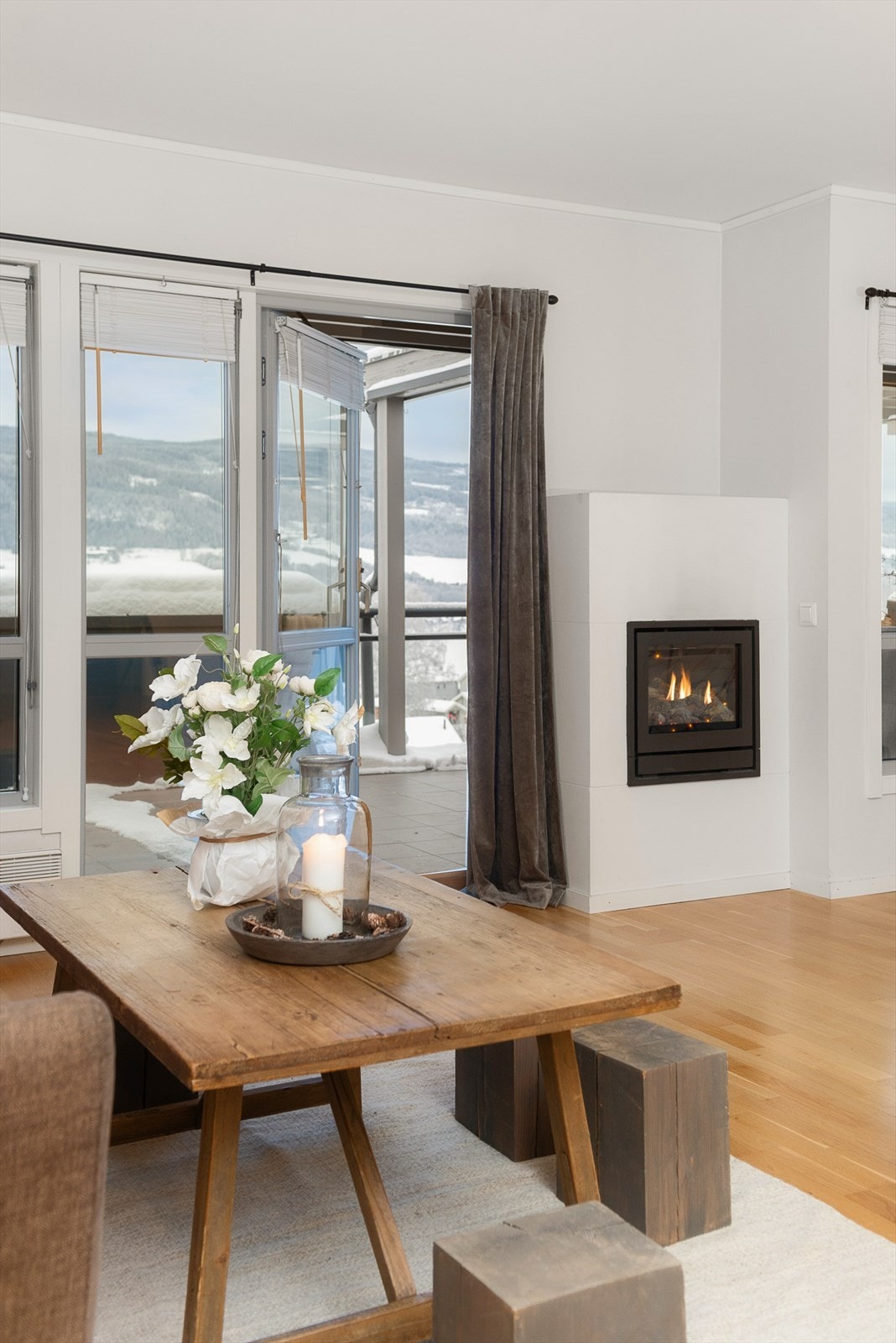 I tillegg til elektrisk fyring varmes leiligheten opp med gasspeis. Galleribilde