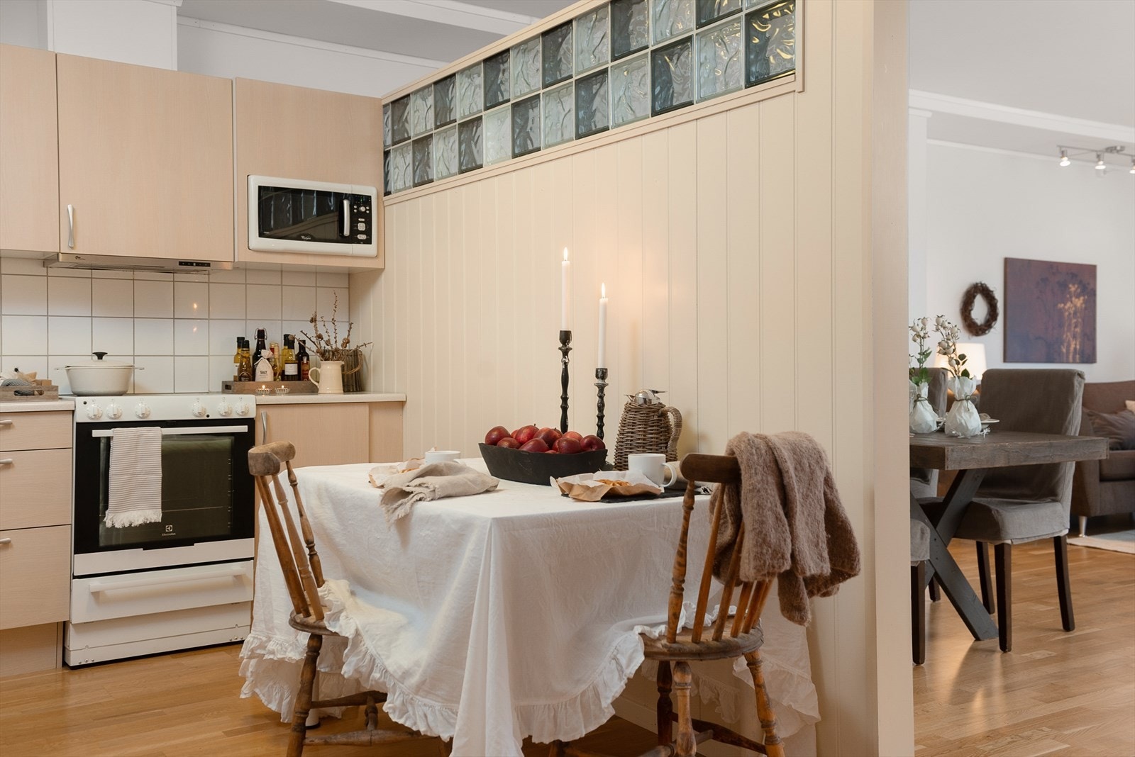 Det er plass og opplegg for komfyr og oppvaskmaskin i innredningen. Galleribilde