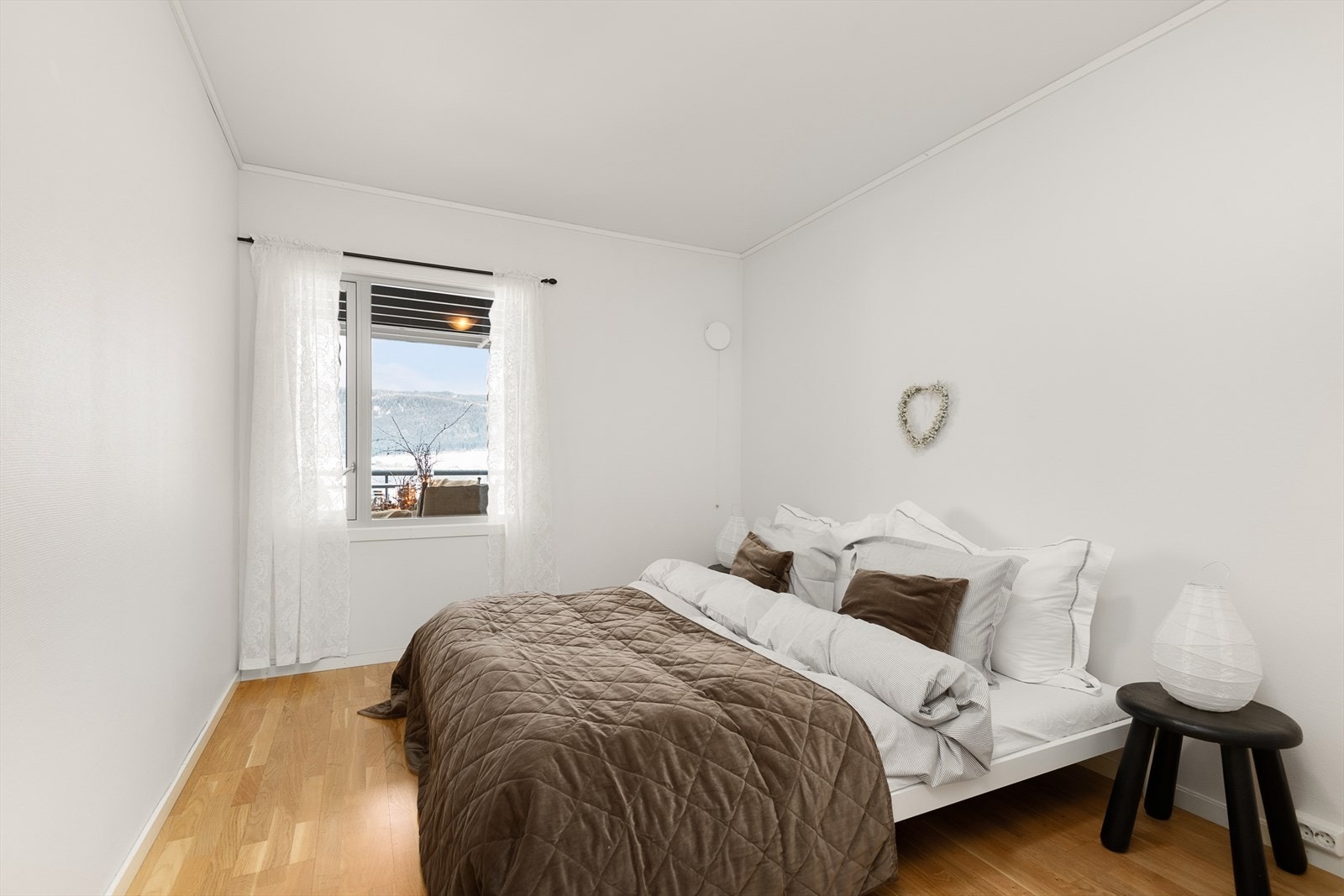 Soverom med plass til dobbeltseng. Lyse tak og vegger. Galleribilde