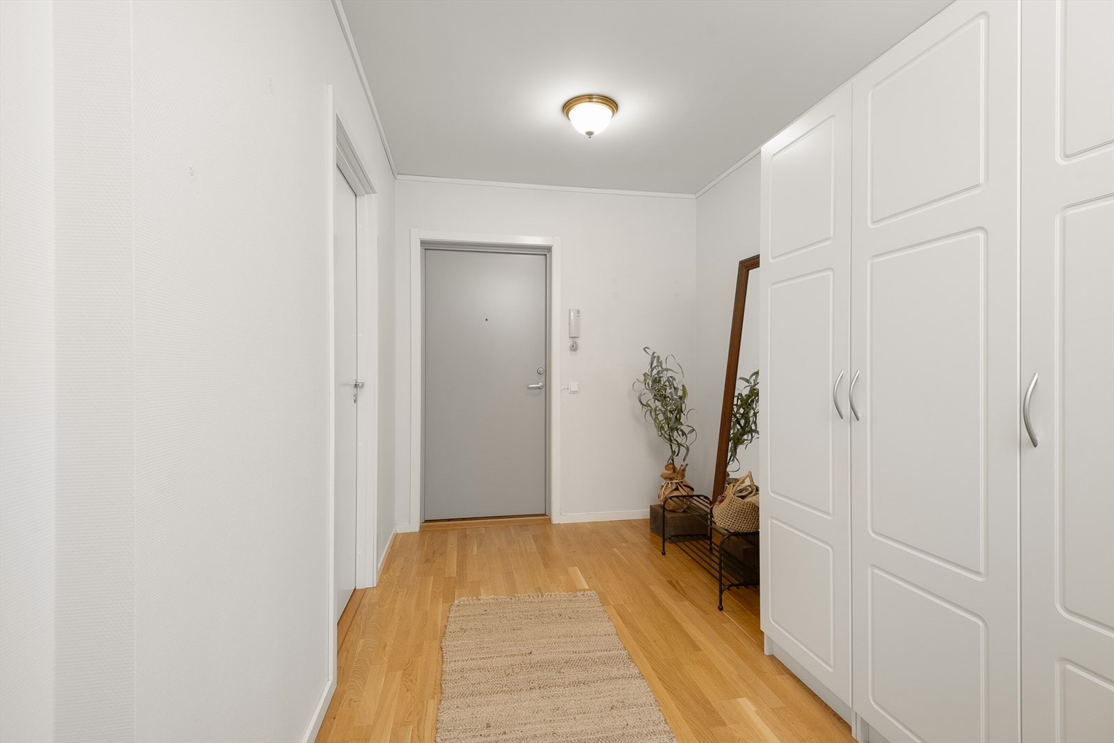 Stort garderobeskap for god oppbevaring i gangen. I tillegg er det rom for plass til å henge fra seg yttertøy og utstyr. Galleribilde