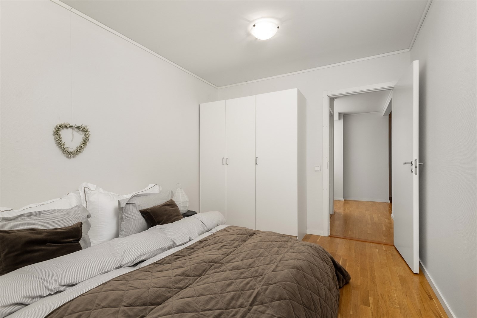 Garderobeskap for oppbevaring på soverommet. Galleribilde