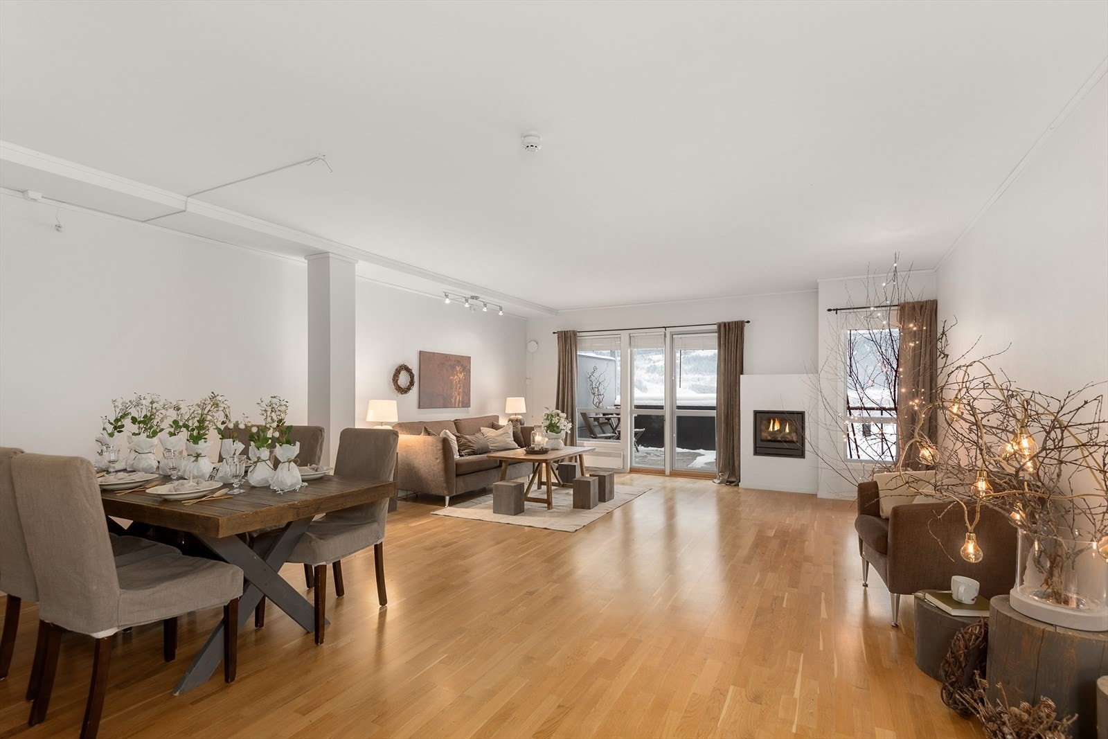 Stua i leiligheten er både romslig, lys og tiltalende. Gode møbleringsmuligheter. Galleribilde