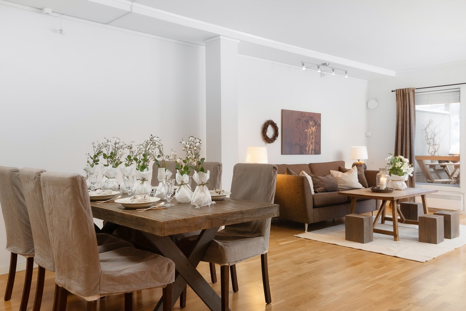 God plass til langbord og salong i suta. Galleribilde