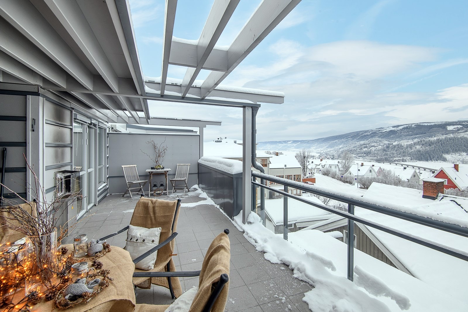 Det følger en romslig balkong til leiligheten der du sitter forholdvis skjermet og kan nyte fin sol og utsikt. Galleribilde