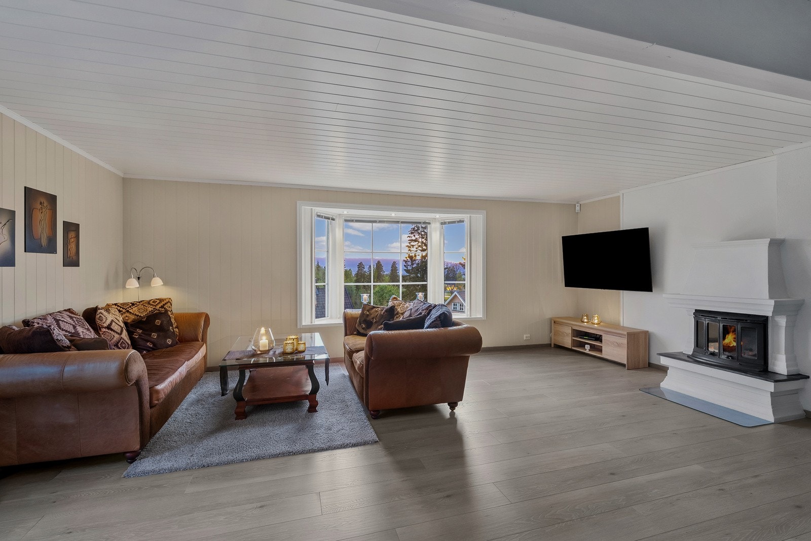 Fra stuen er det naturskjønn og vidstrakt utsikt utover eikerbygdene. Galleribilde