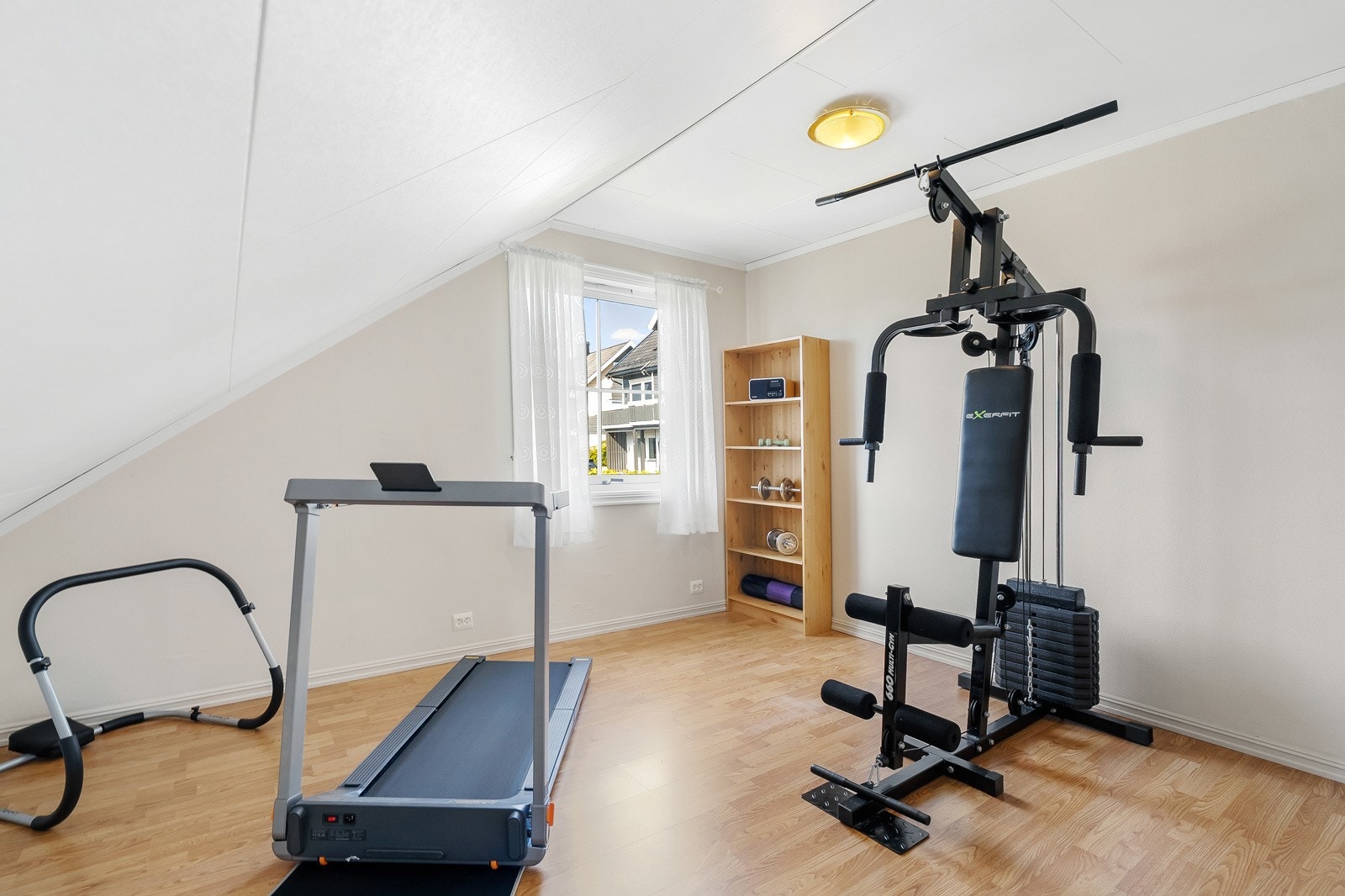 Soverom nr 5. Benyttes i dag som treningsrom (apparater medfølger om ønskelig). Galleribilde