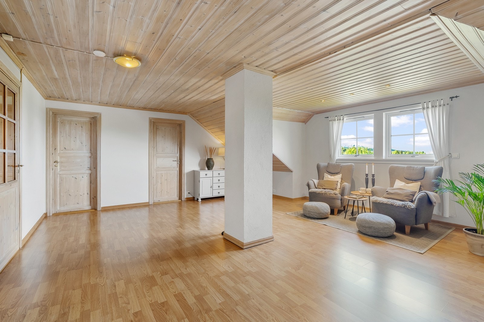 Romslig loftsstue. Galleribilde