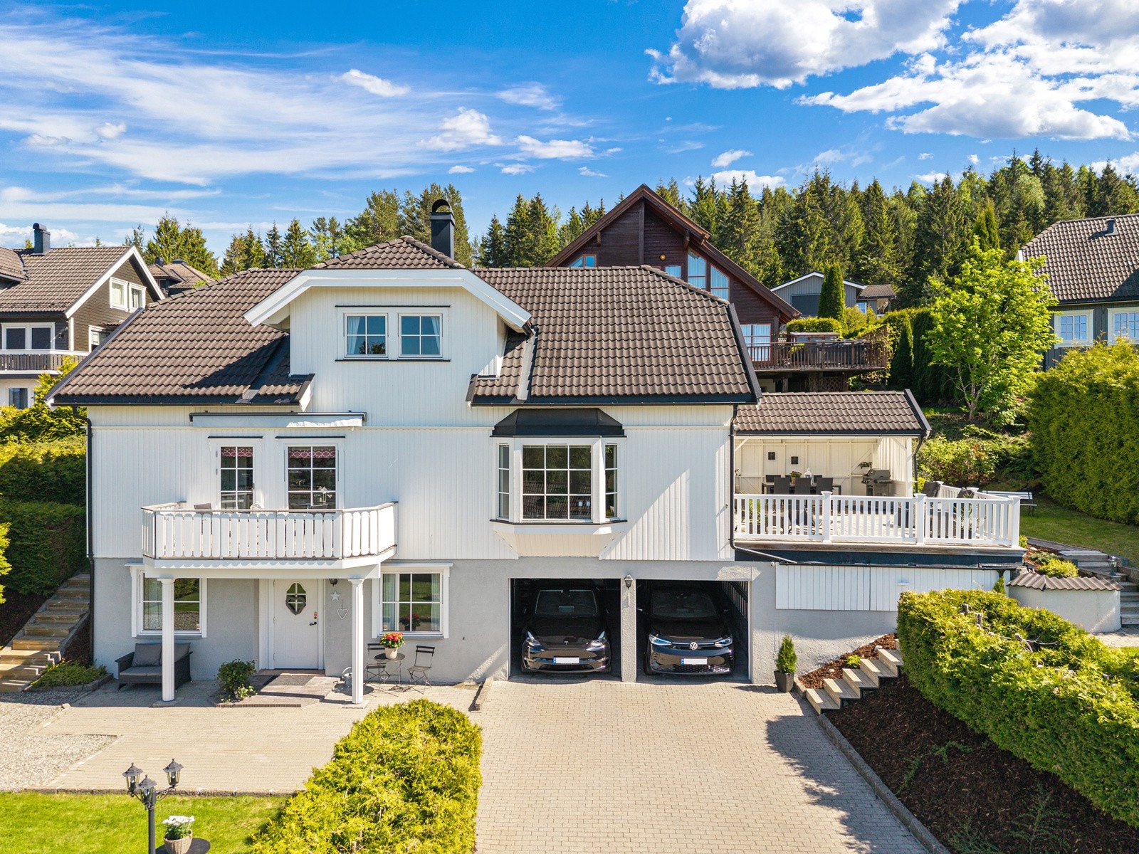 Boligen har en stor dobbelgarasje med elektriske porter og direkte adkomst til boligen via garasjen. Galleribilde