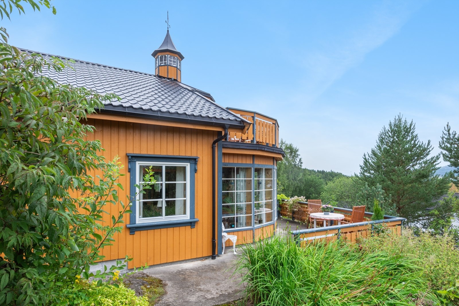 Flere ulike soner utendørs for å kunne nyte solen, om det er morgenkaffen eller de sene kveldstimer. Galleribilde