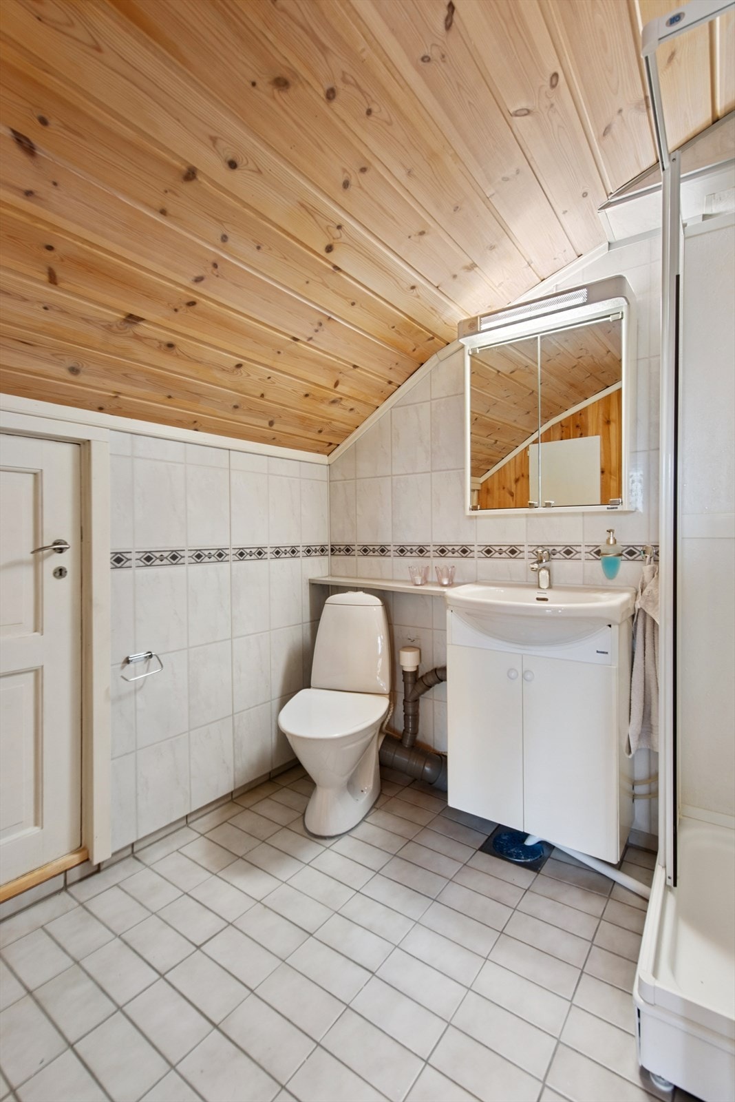 Badet i andre etasje ble pusset opp i 2001.Overflatene består av fliser på gulv, baderomsplater og trepanel på vegger, samt trepanel i himling. Galleribilde