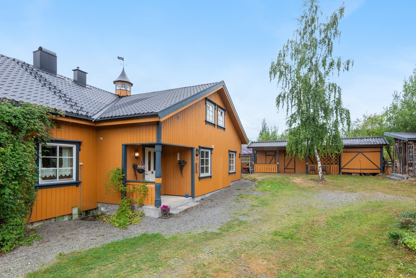 Boligen er oppført i 1944 og tilbygget i 2001. Inngangspartiet er overbygget og leder inn til en lys entré som ble etablert under tilbygget i 2001 Galleribilde