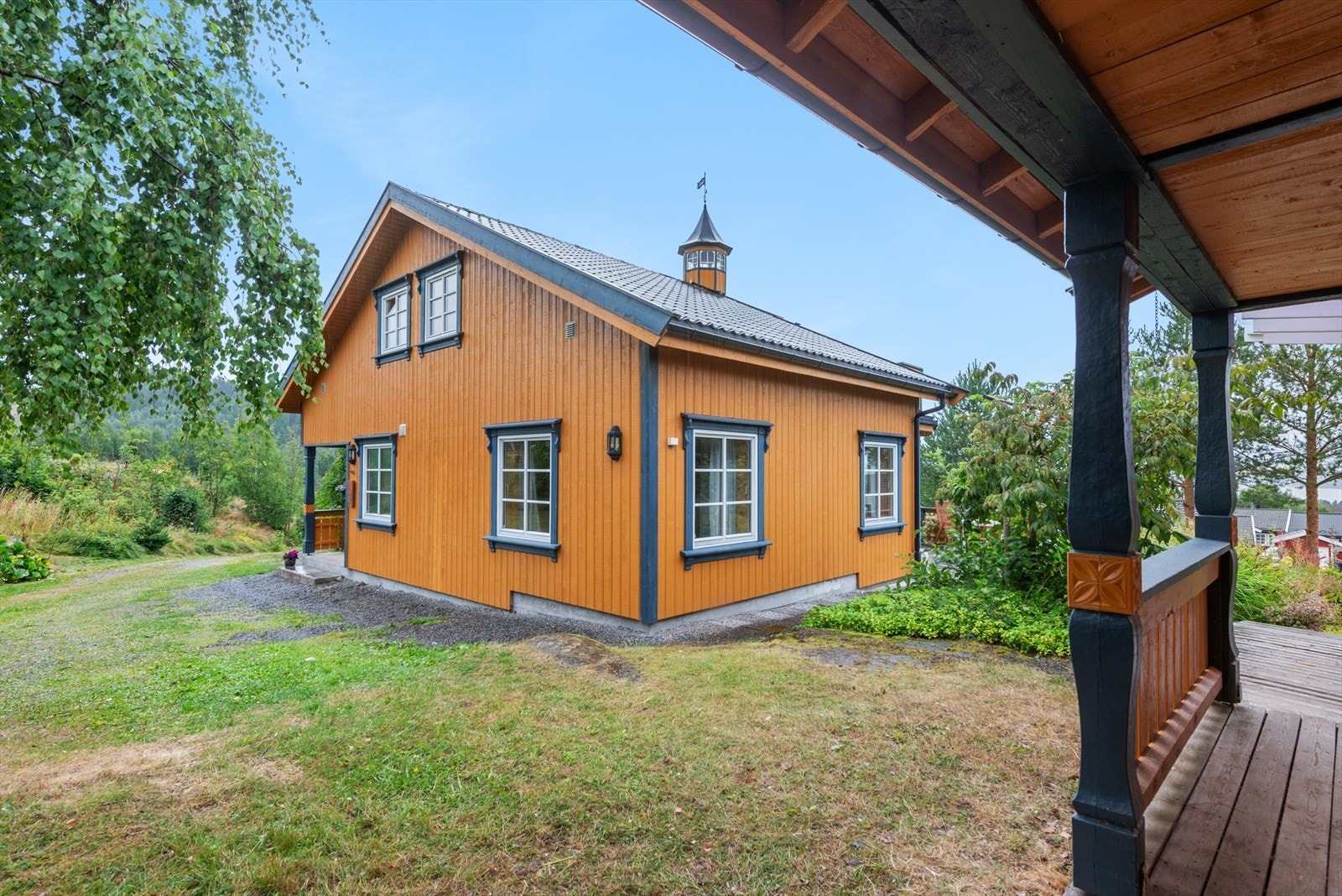 Eneboligen fremstår som et landlig fristed, ideelt plassert i grønne omgivelser nær Moelv sentrum. Galleribilde