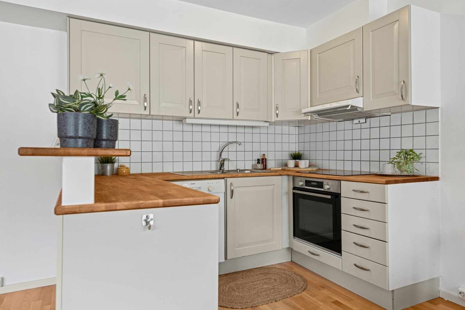 Kjøkkenet har profilerte fronter og er malt i en tidløs farge. Galleribilde