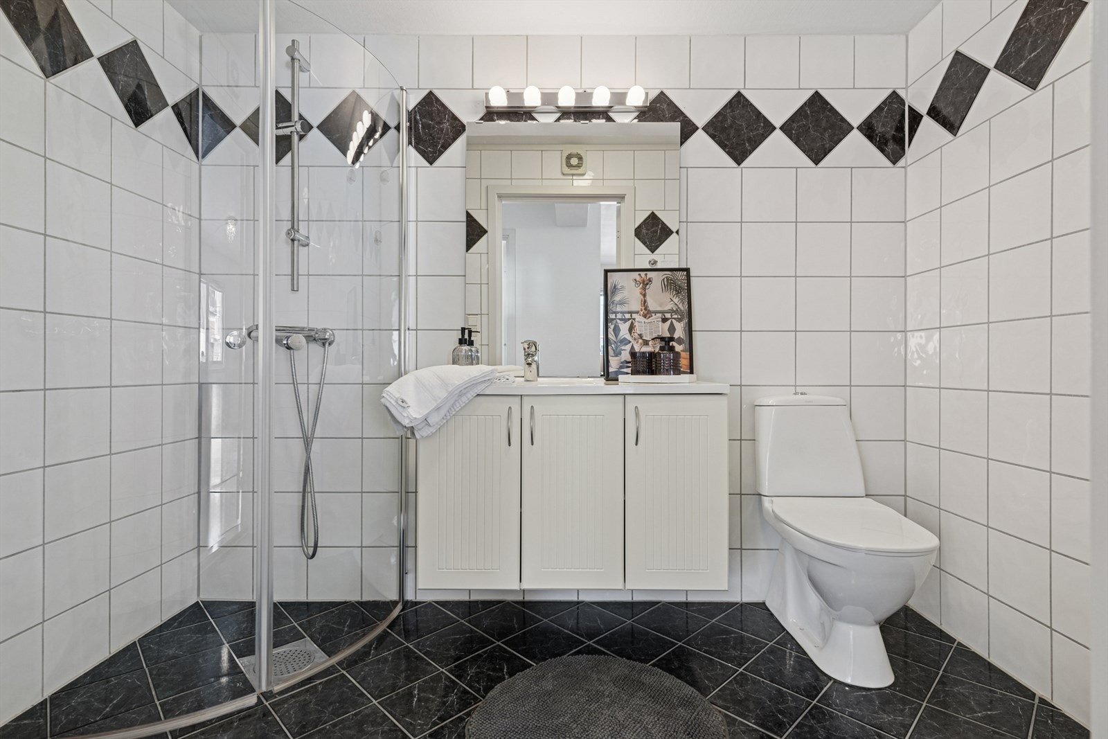 Deilig dusjhjørne med glassdører | Rommet har også uttak/plass til vaskemaskin | Et deilig sted å starte dagen. Galleribilde