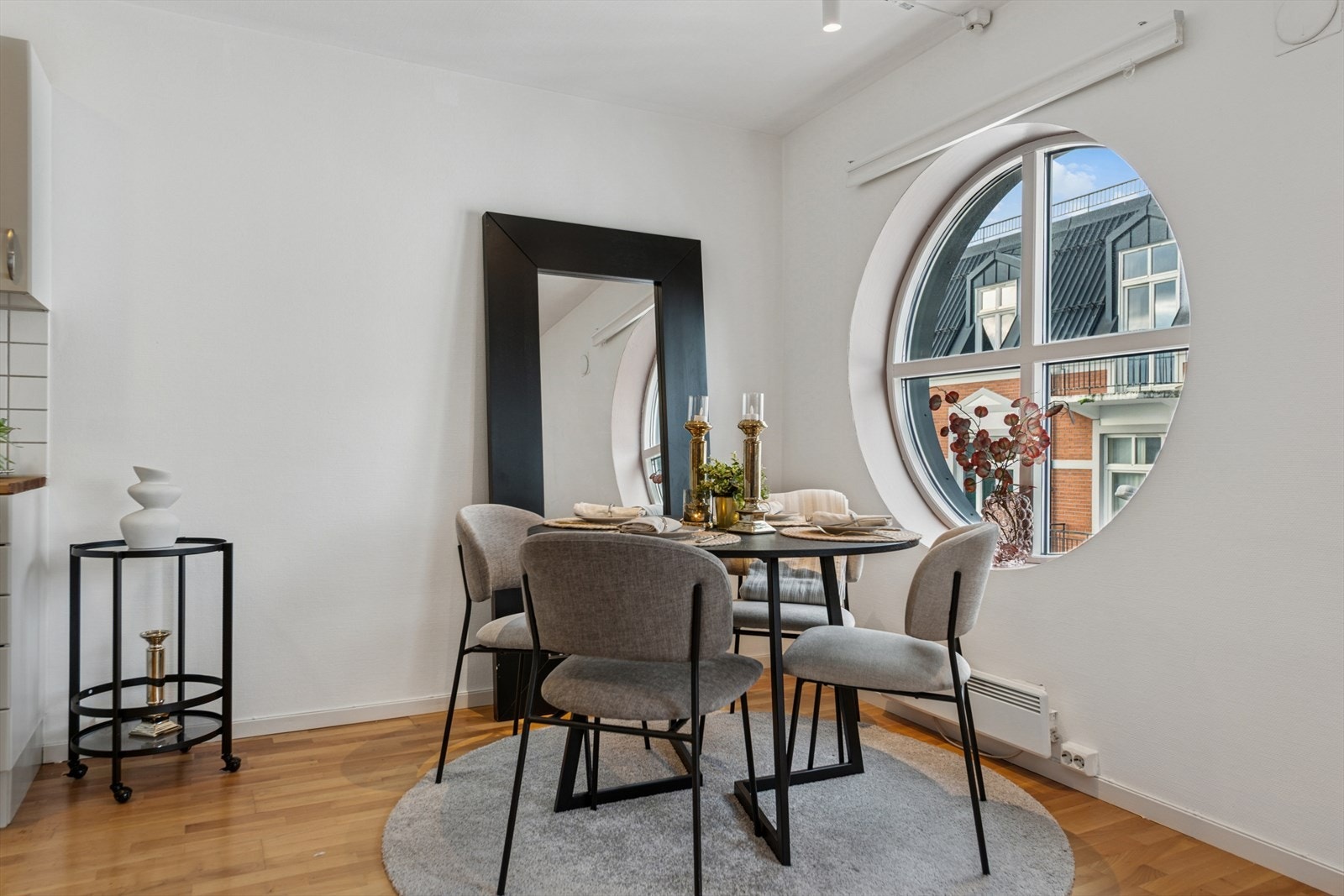 Spisegruppen med utsikt gjennom et karakteristisk vindu. Galleribilde