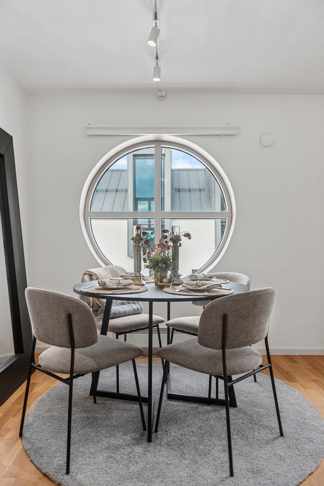 Leiligheten er den eneste i bygget med et sirkulært vindu. Det tilfører et stilfullt uttrykk i rommet og leiligheten. Galleribilde