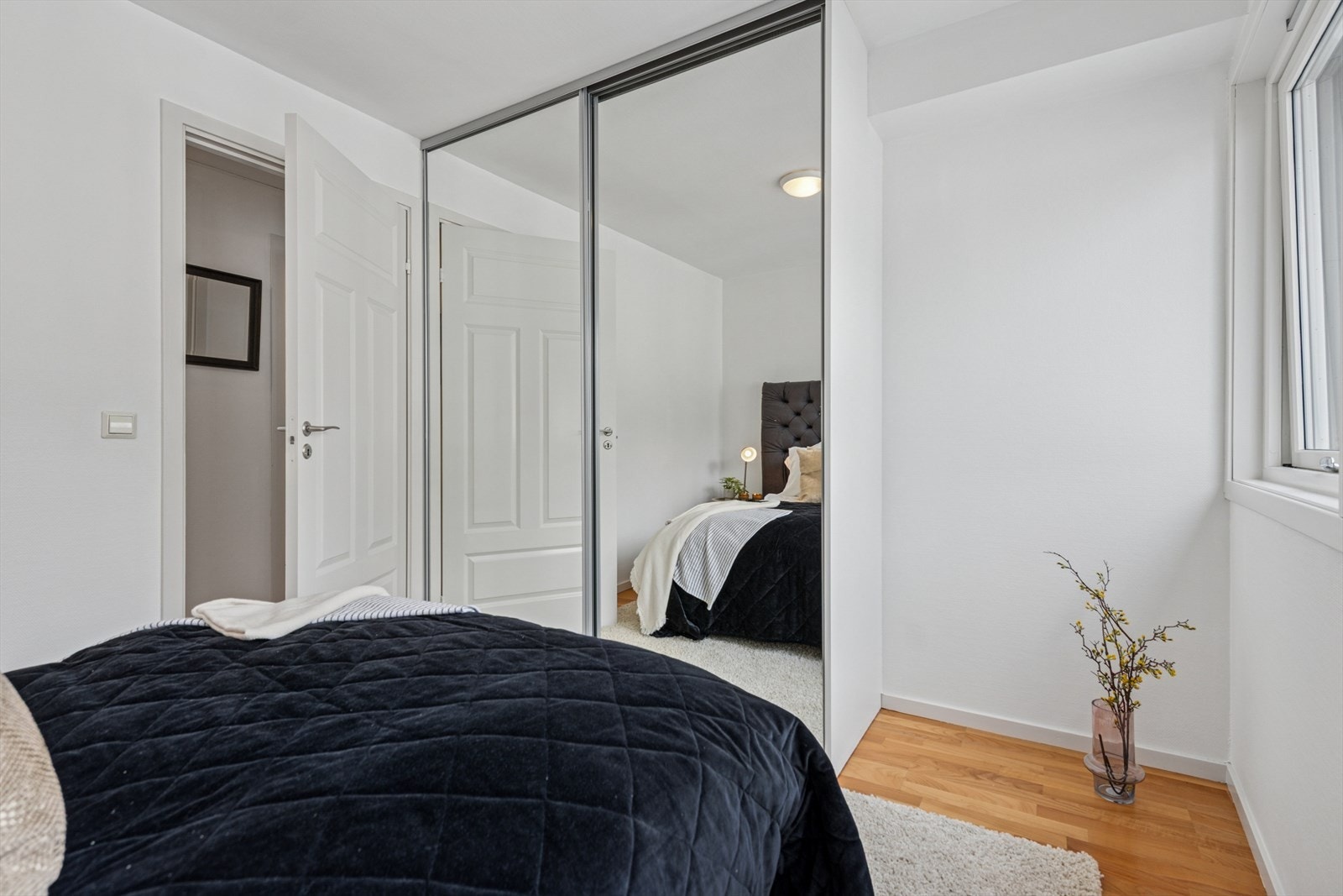 Plassbygd klesskap kommer veldig godt med. Galleribilde