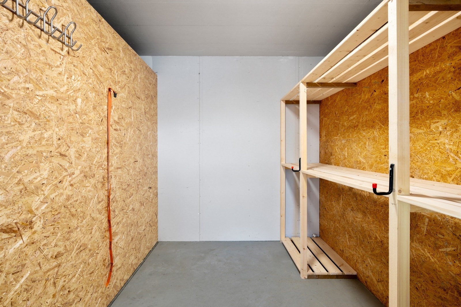 Videre disponerer leiligheten en bod på 6,2 kvm med gode lagringsmuligheter i forbindelse med carporten. Galleribilde