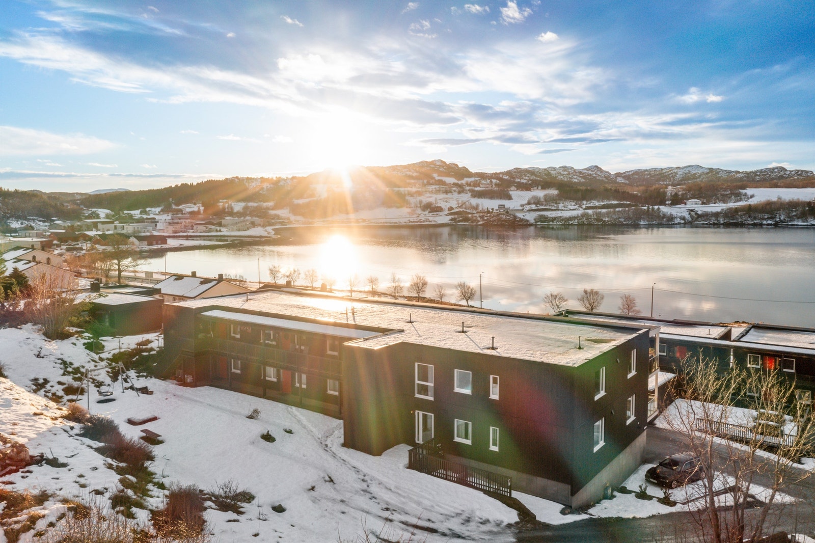 Fra boligen er det kun et par minutters gange til nærmeste busstopp ved Liakrysset, noe som gir enkel forbindelse til resten av kommunen. Galleribilde