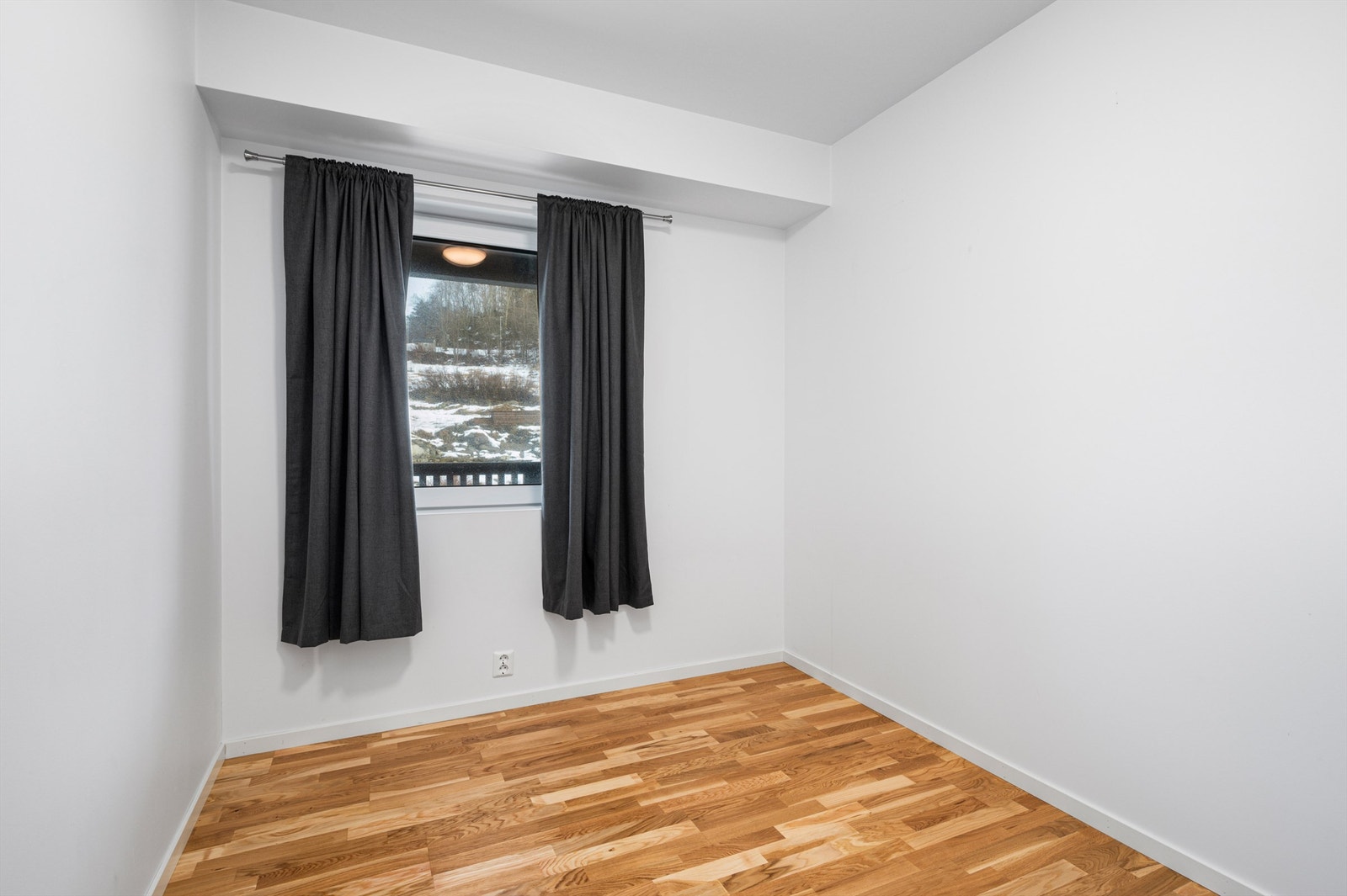 Soverom 2 er på 7,7 kvm og kan fint benyttes som barnerom eller kontor hvis ønskelig. Galleribilde