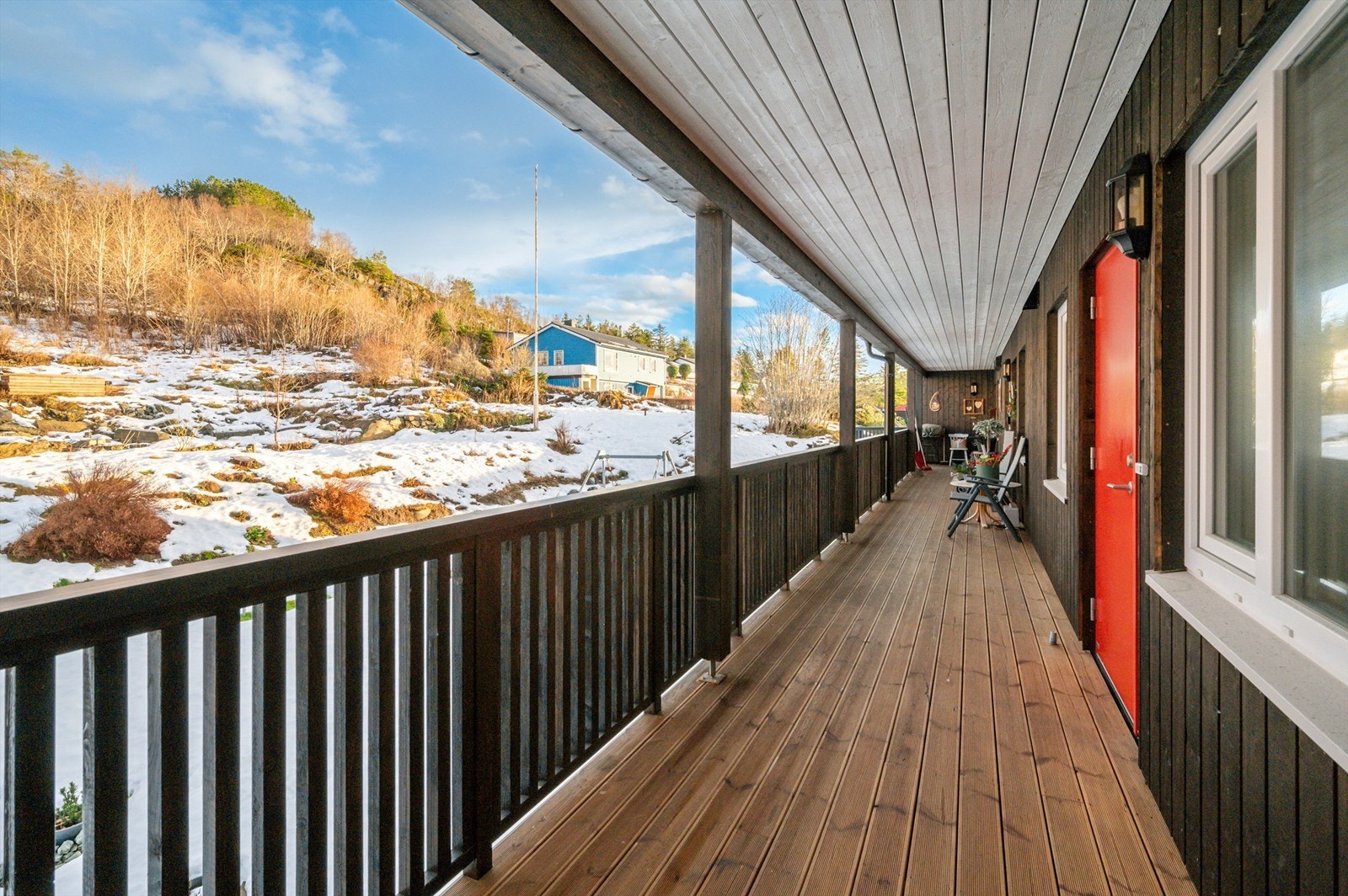 To av soverommene vender mot rolig og lun svalgang. Galleribilde