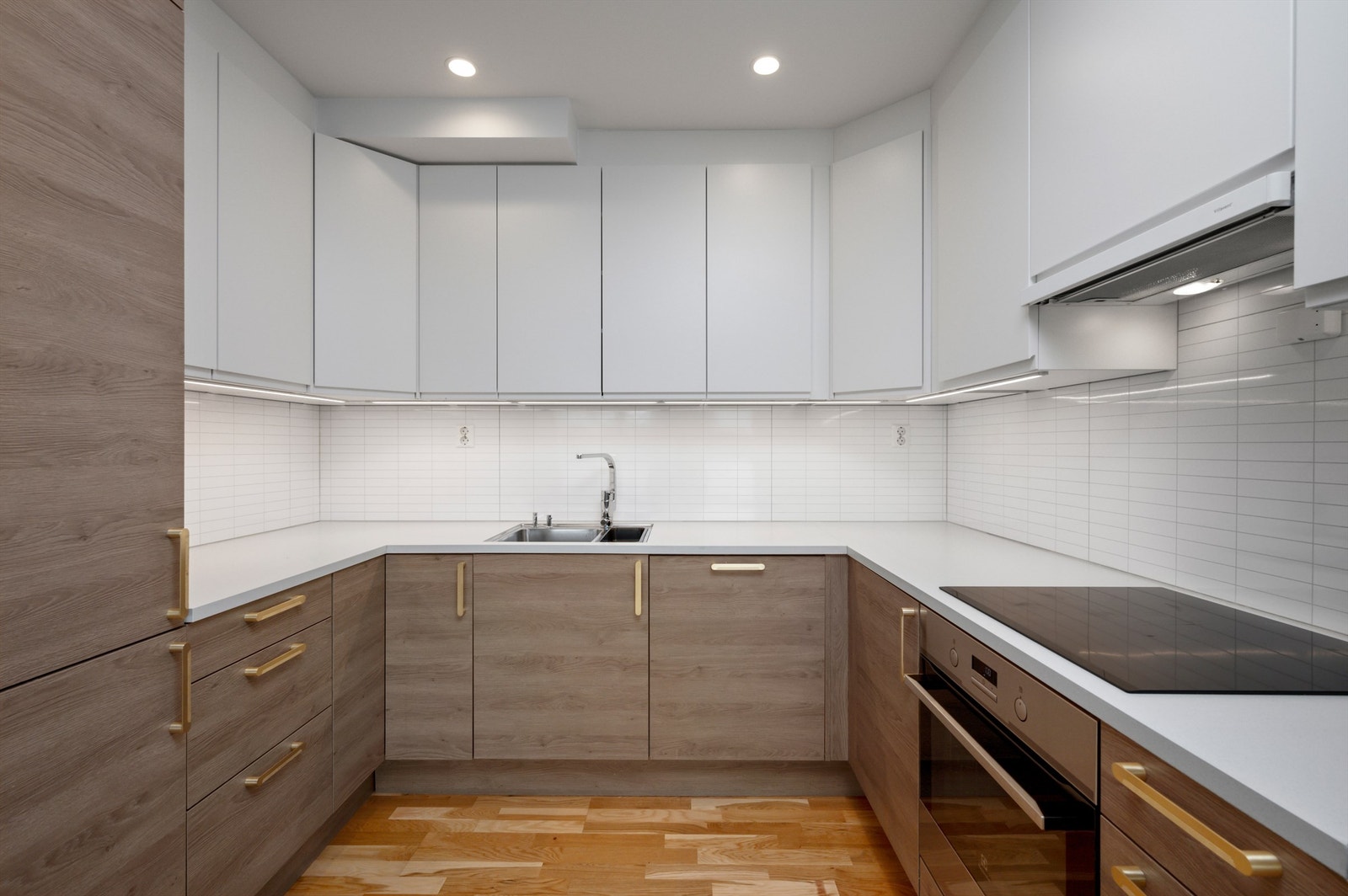 Nydelig kjøkken med integrert kjøleskap, vaskemaskin, komfyr og platetopp. Galleribilde