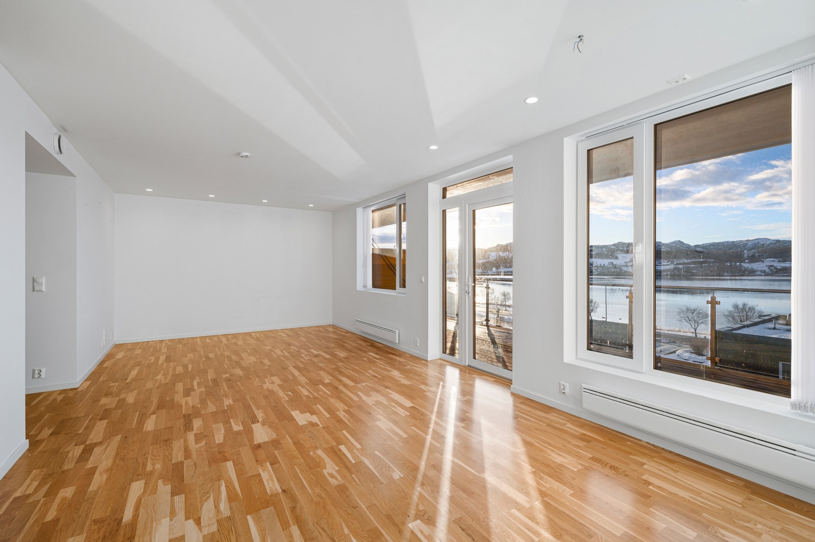 Stue- og kjøkkenarealet måler til sammen romslige 33,1 kvm. Galleribilde