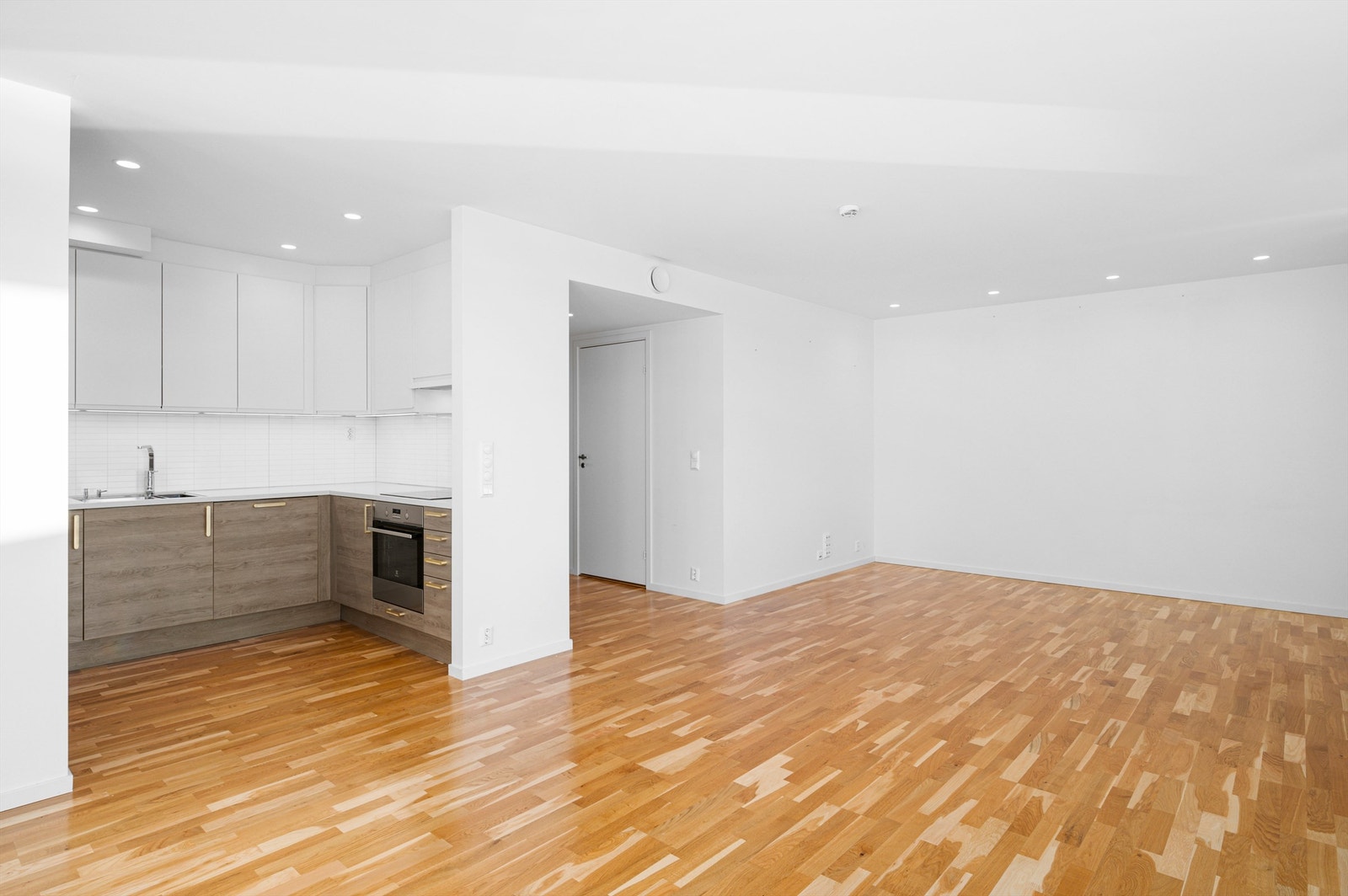 Kjøkkenet ligger naturlig tilbaketrukket fra stuen og har rikelig med skap- og benkeplass å boltre seg på. Galleribilde