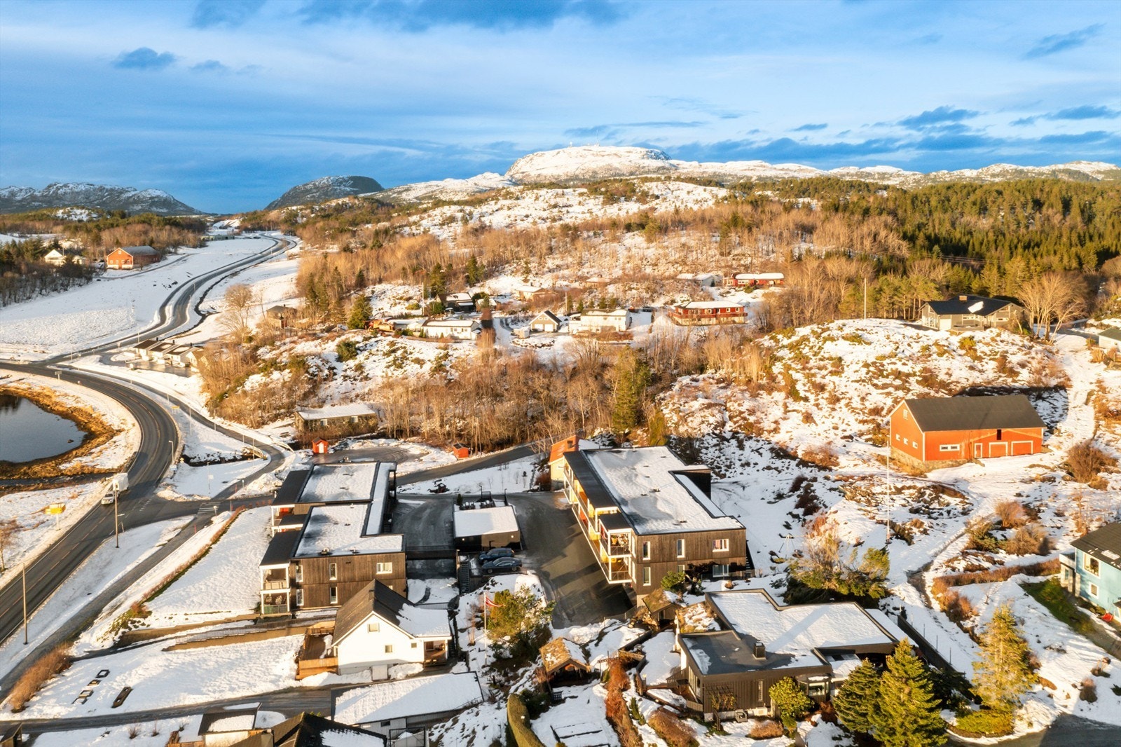 Flere barnehager ligger innen gangavstand, og både Botngård barneskole, ungdomsskole og Fosen videregående skole ligger bare 12-15 minutter unna til fots. Dette gjør hverdagen enkel og trygg, og skaper et miljø hvor barn og ungdom kan bevege seg fritt. Galleribilde