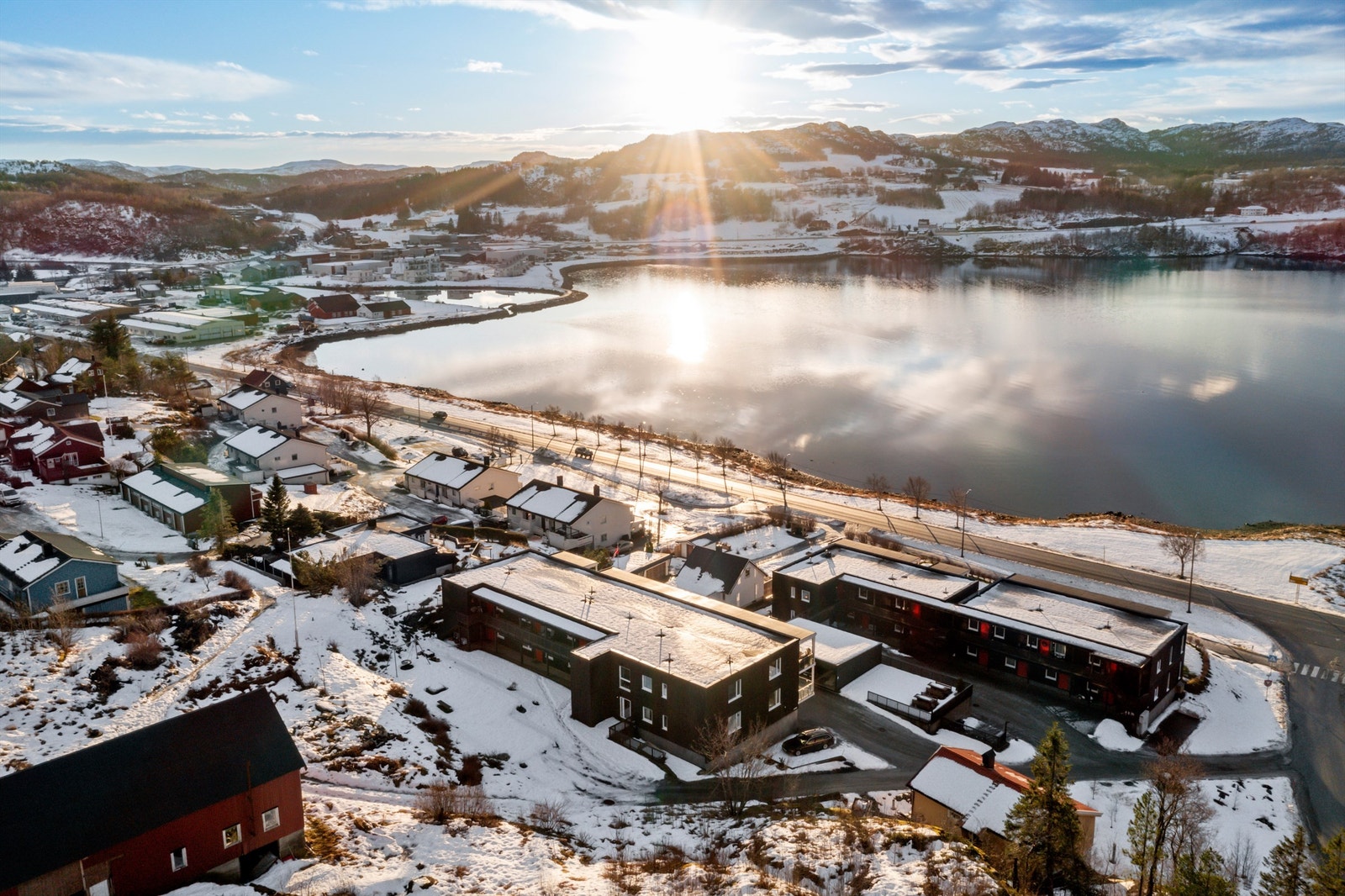 I samme område finner man også apotek, vinmonopol, frisør og ulike spisesteder. Ørland lufthavn nås på bare 19 minutter, noe som gjør reiser ut av regionen svært praktiske. Galleribilde