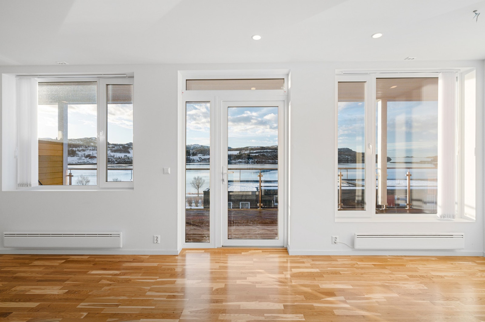 Leiligheten er gjennomgående lys og luftig med utstrakte vindusflater som sikrer rikelig med naturlig dagslys. Galleribilde