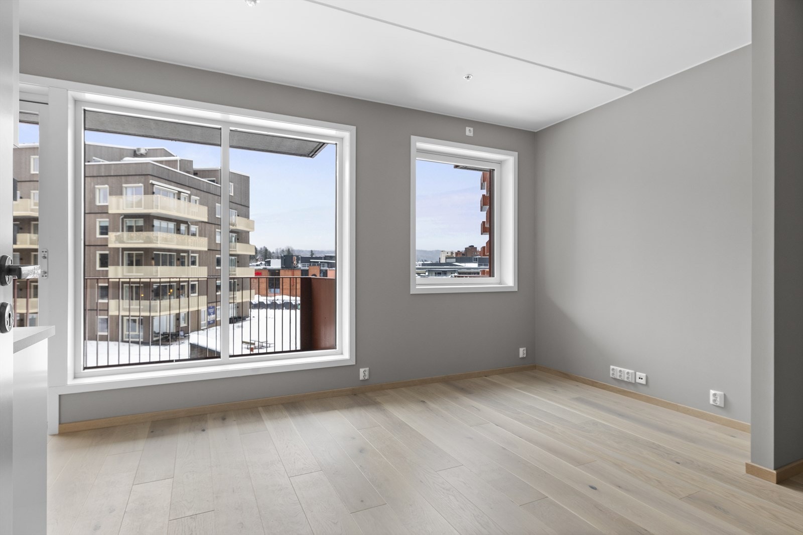 Her har du plass til å innrede med sofa med tilhørende møblement Galleribilde