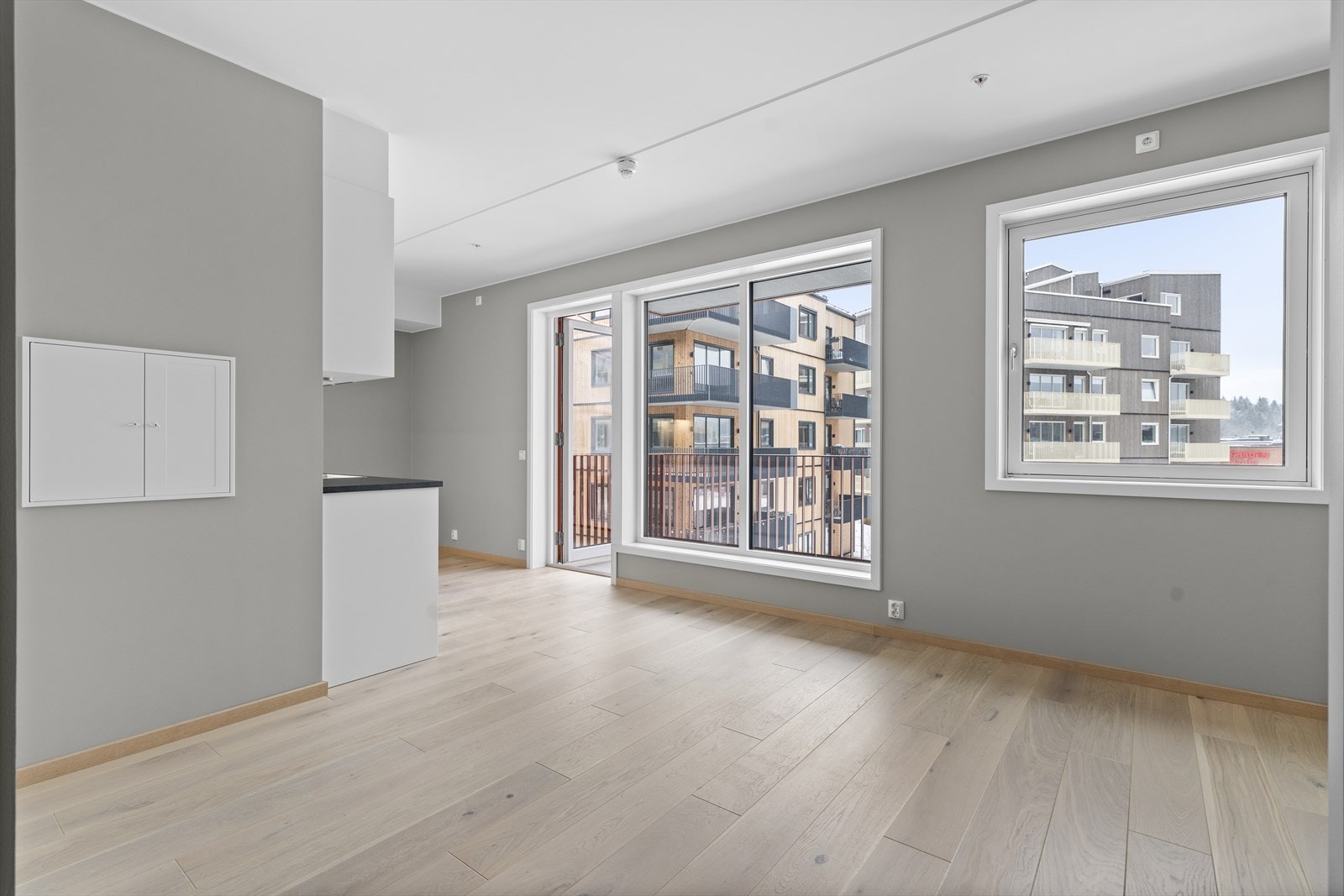 Lys stue med store vindusflater som gir godt med lysinnslipp Galleribilde