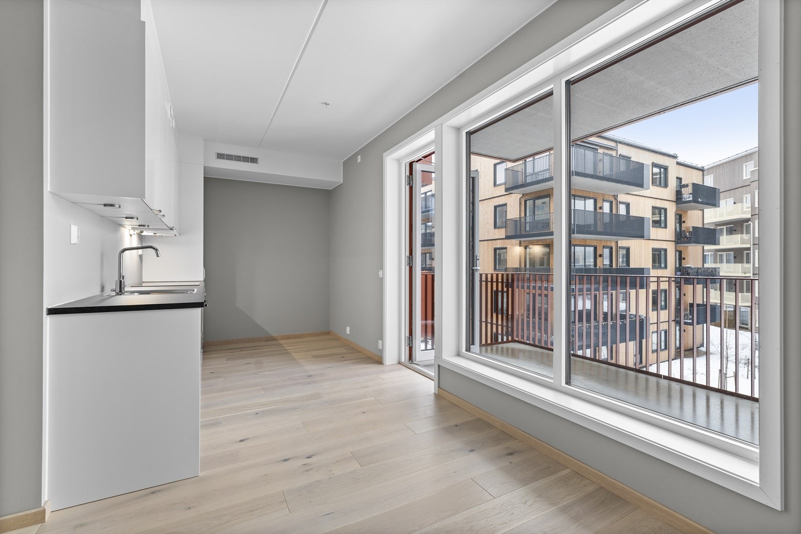 Lyst kjøkken i delvis åpen og sosial kjøkken- og stueløsning. Kjøkkenet har integrerte hvitevarer og godt med oppbevaringsplass. Her har du plass til å innrede med hyggelig spisebord Galleribilde